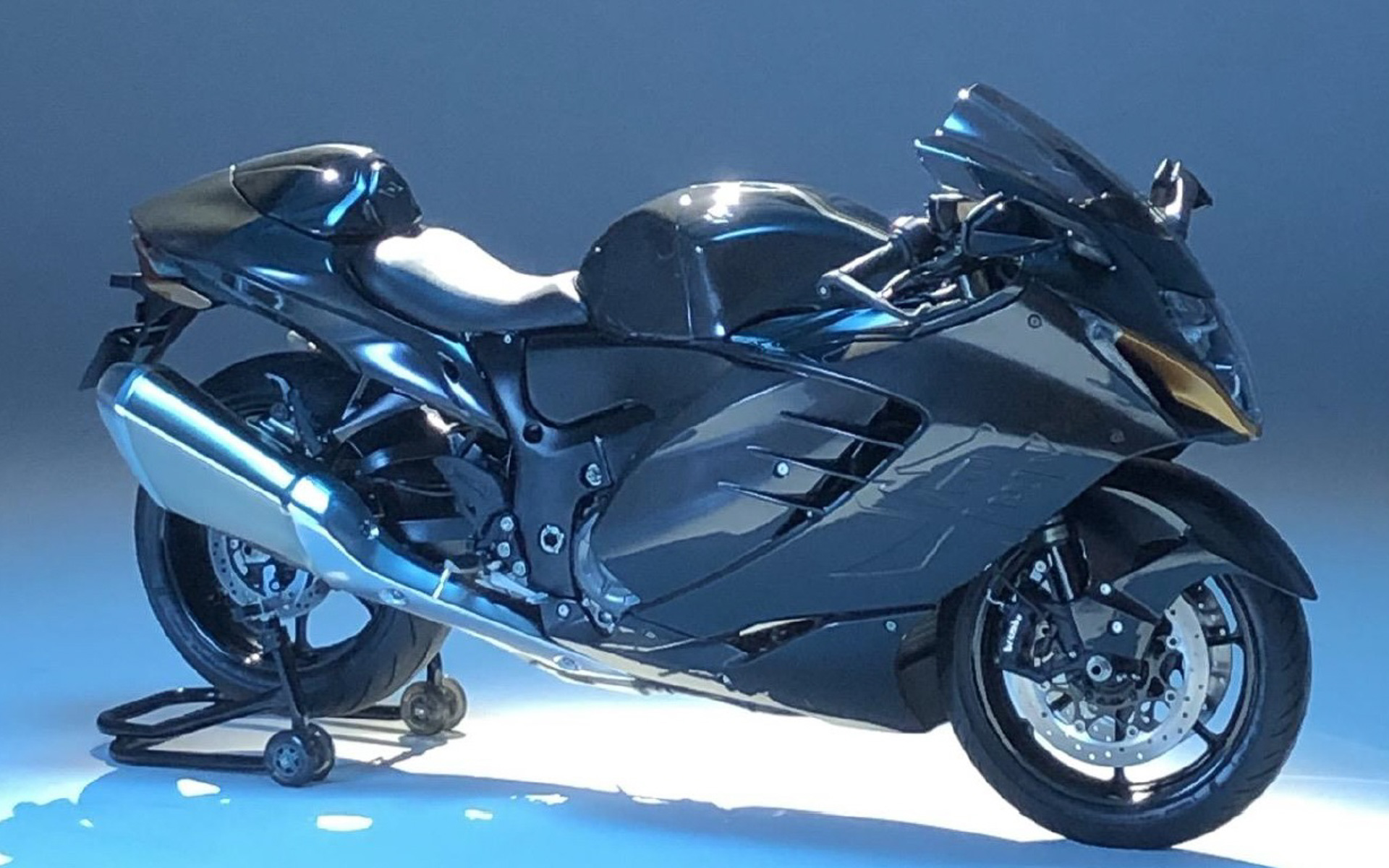 スズキの大型二輪車「ハヤブサ」用のフルドライカーボンボディKITの受注を開始