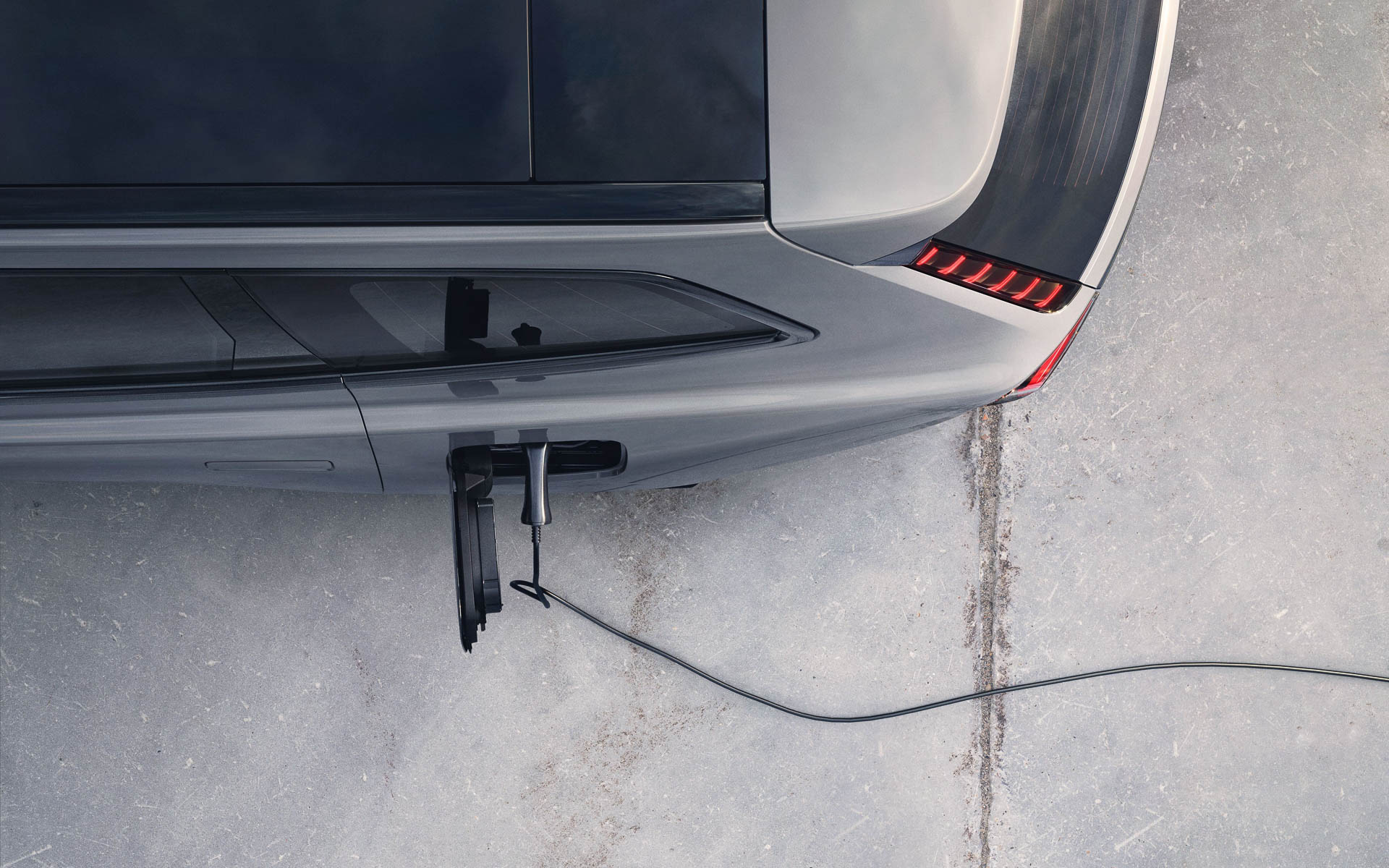 1回の充電で最大600kmのEV走行ができ、30分以内に10％から80％まで充電可能