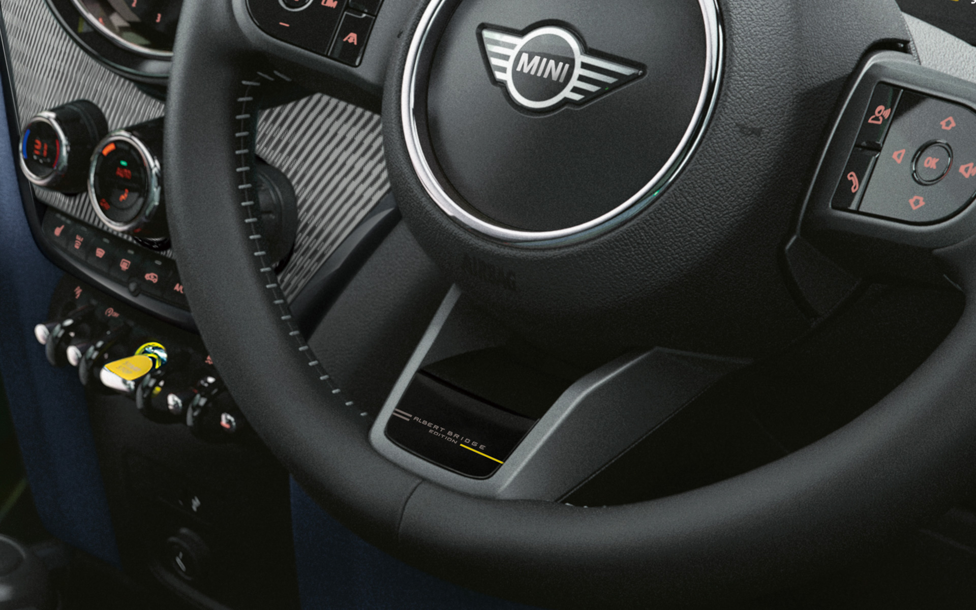 ステアリングにも「ALBERT BRIDGE EDITION」の名が入る