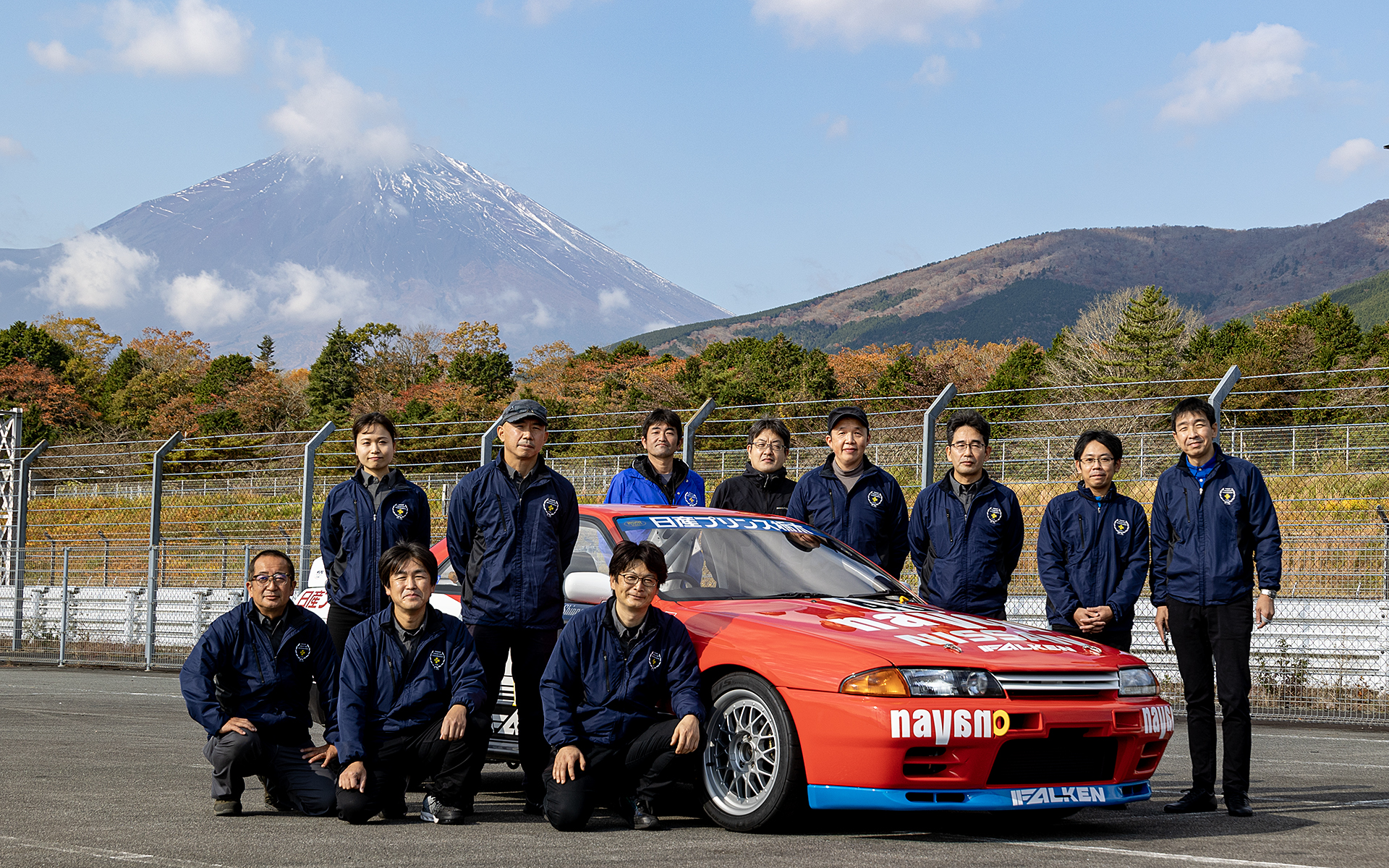 今回の車両のレストアを行った日産名車再生クラブのメンバー