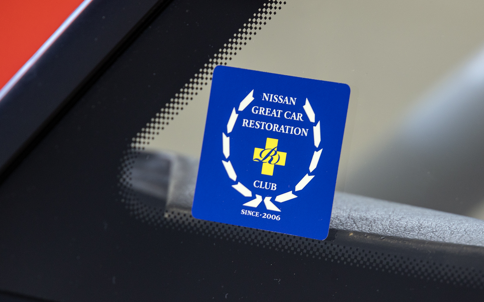 日産名車再生クラブのエンブレム。手掛けた車両に貼られる
