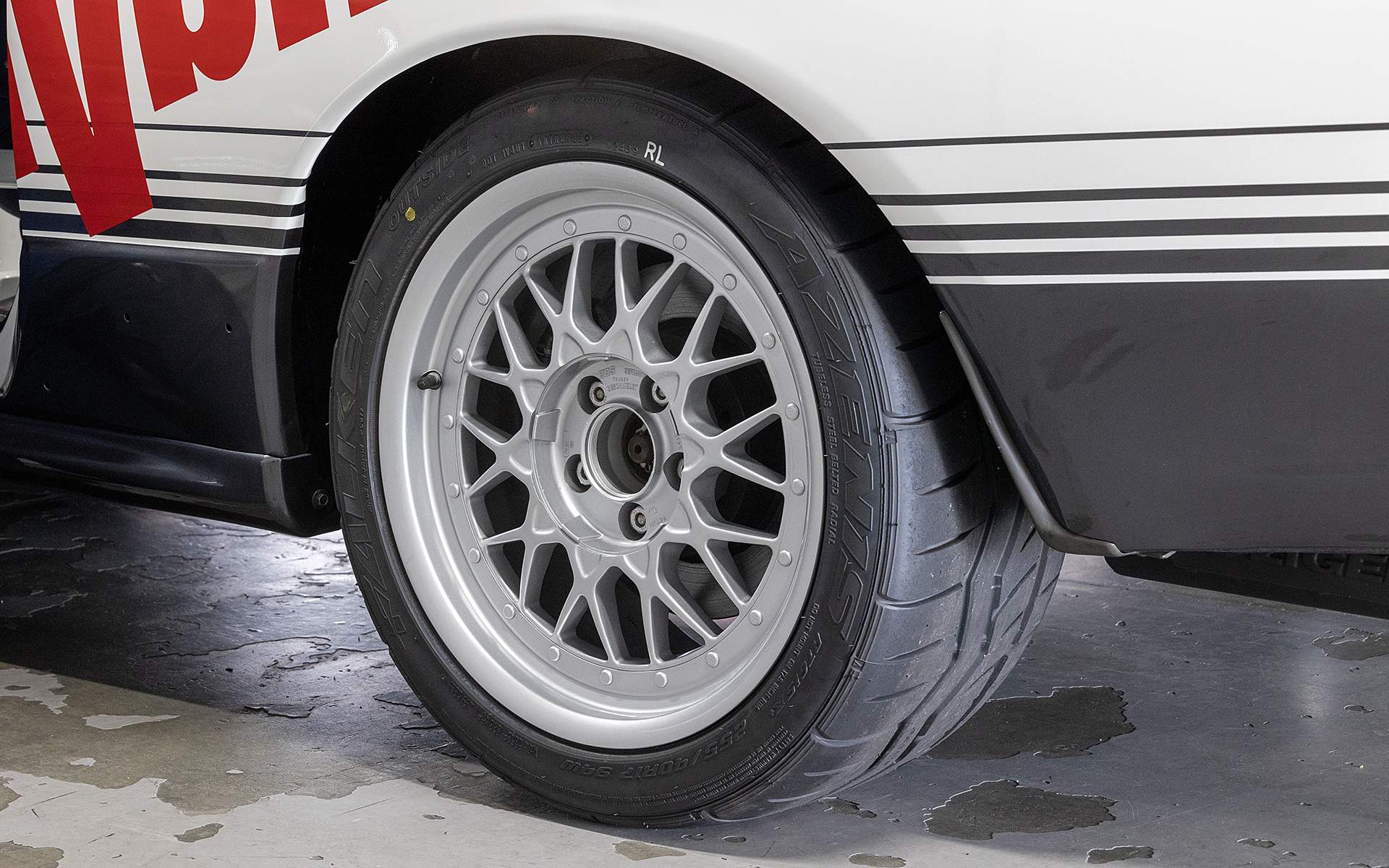 当時のタイヤはファルケンのスリックタイヤだが、これはもう手に入らない。そこで同じファルケン「アゼニスRT615K＋」を履く。サイズは255/40R17。木賀氏いわく、当時のスリックタイヤとグリップ性能は同等レベルではないかとのこと