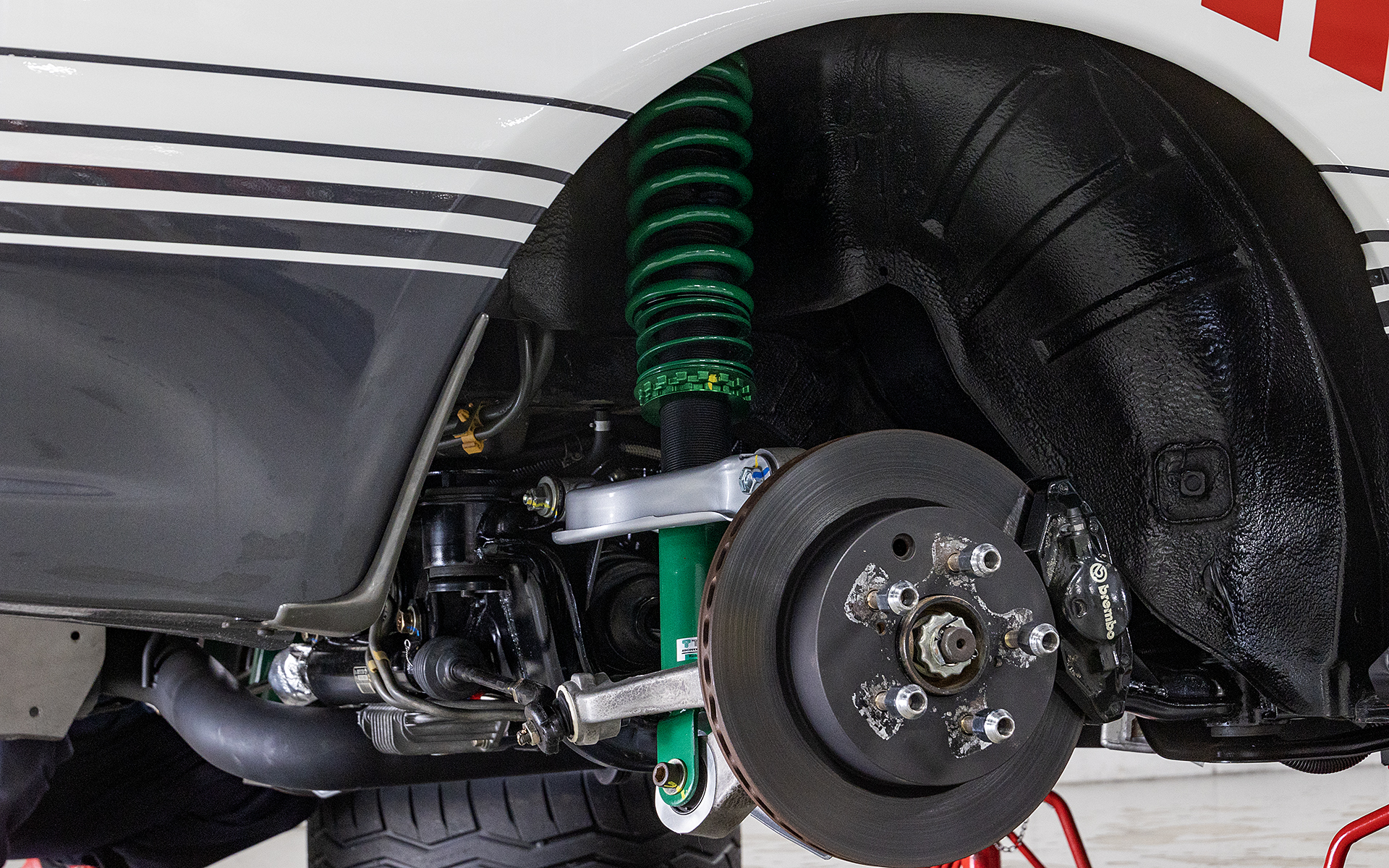 リアサスペンション。こちらもテイン製の車高調整式サスペンションキットに変更