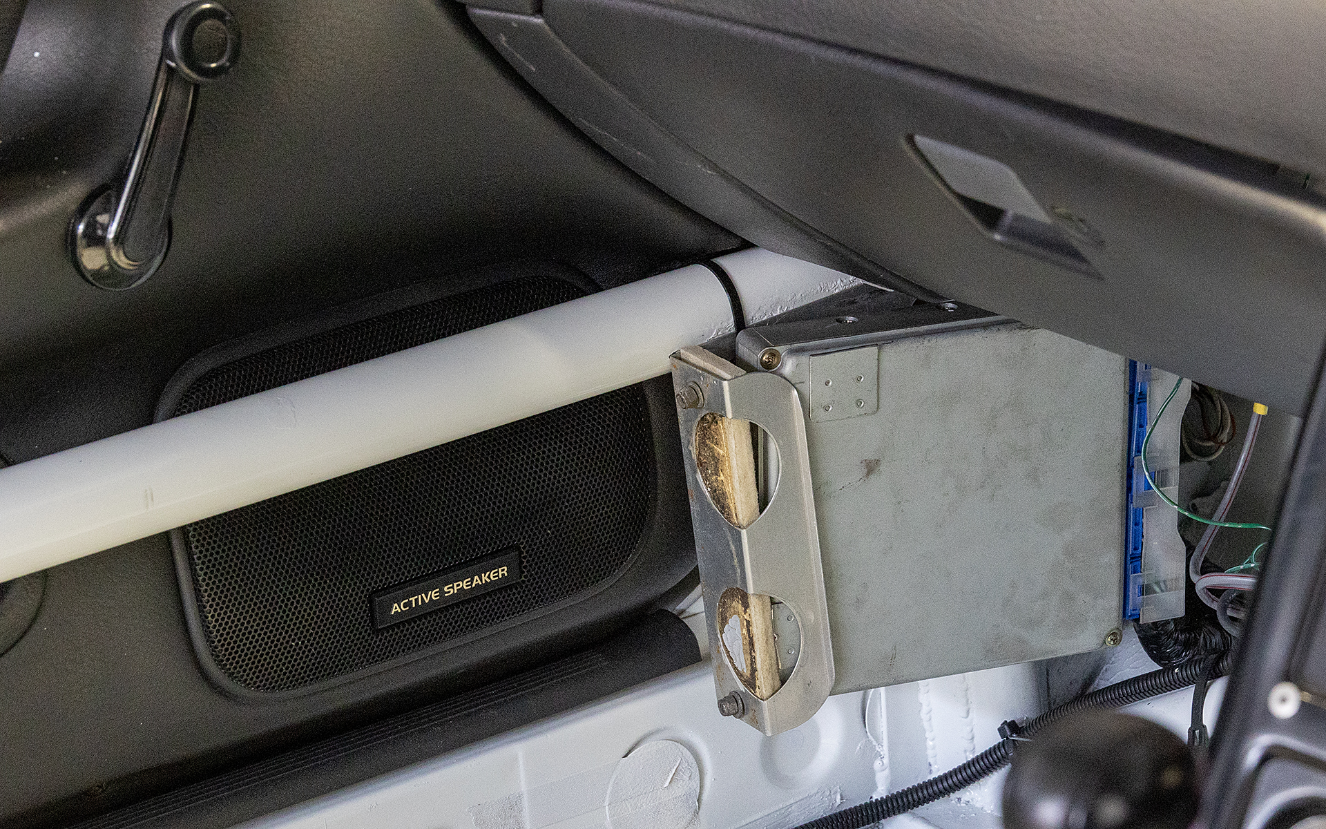 ECUはノーマル。セッティングデータはレース用に変更されている。ちなみにウィンドウの開閉は手巻き式に変更されている