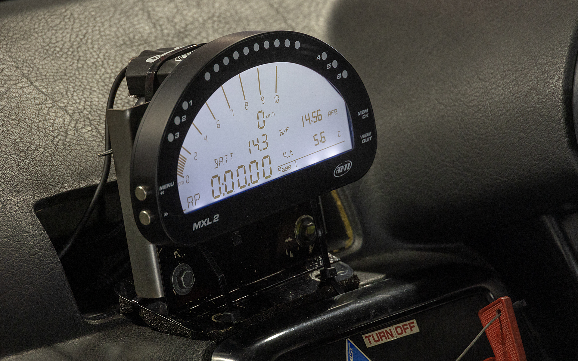 これは走行中のエンジンデータを取るために新たに装着したデータロガー。追加メーターも兼ねている