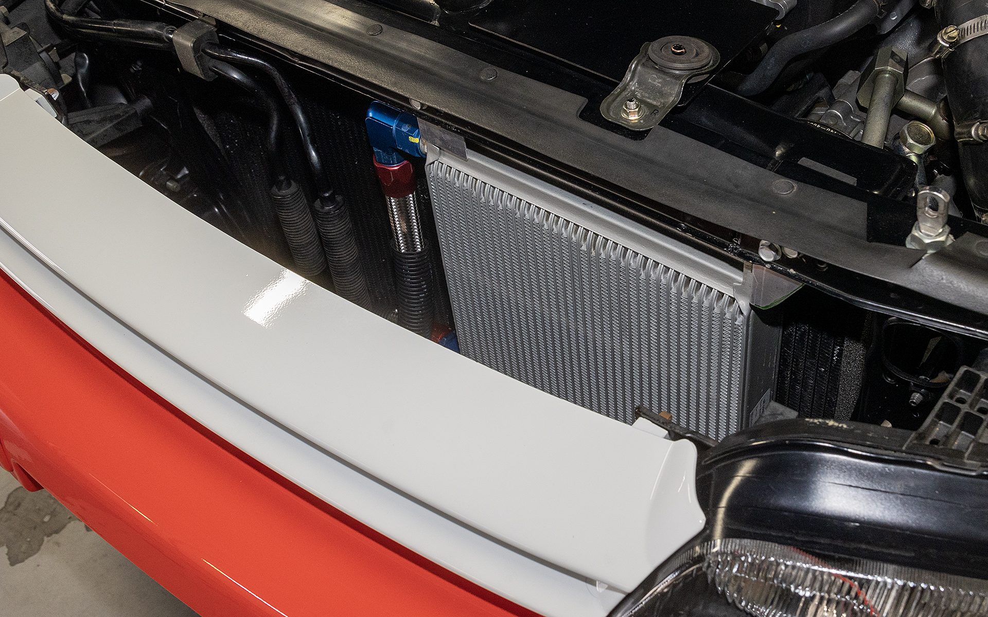 大型のオイルクーラーが装着されていた