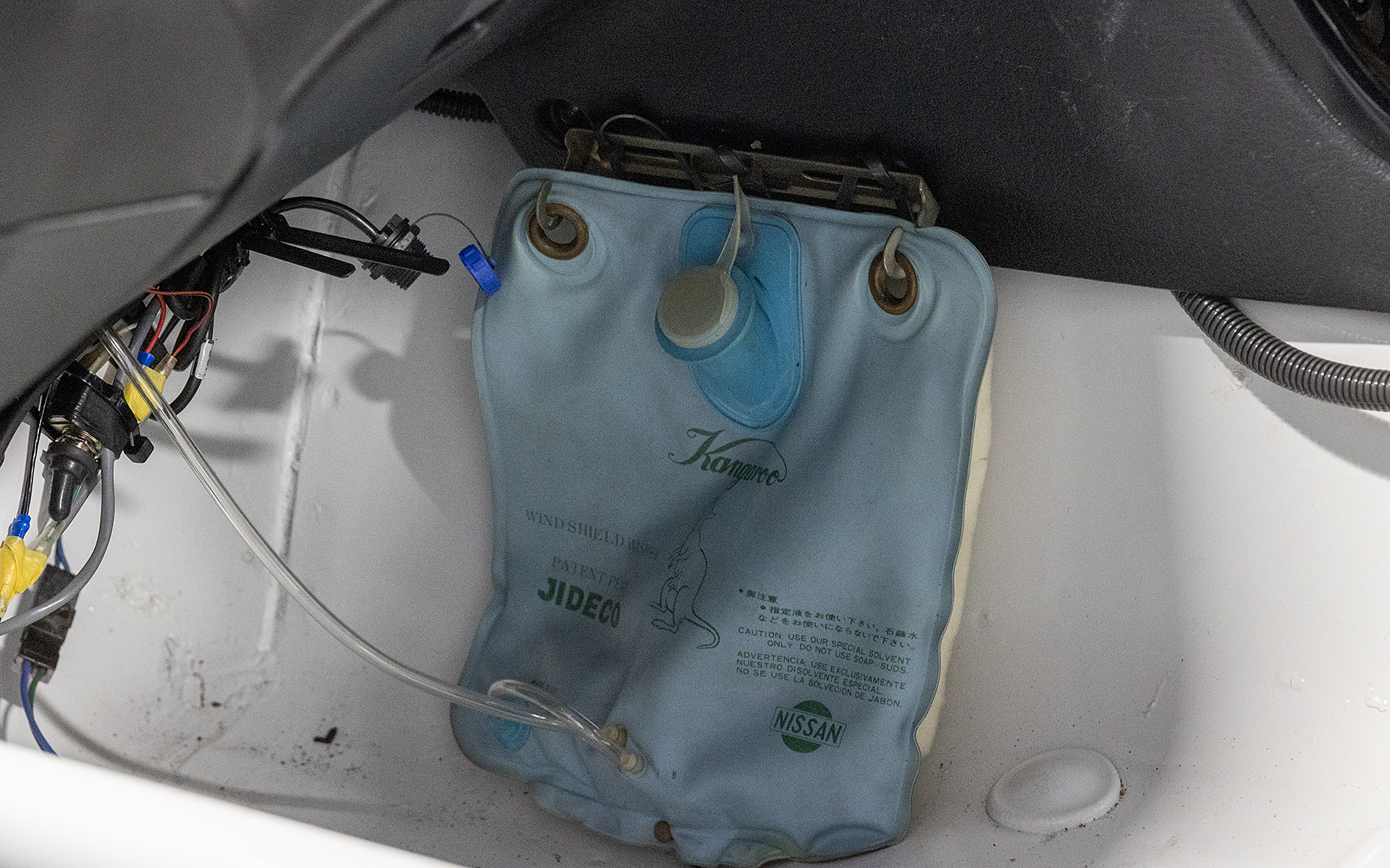 ウォッシャータンクがなくなったため、室内に袋式のウォッシャータンクを増設している