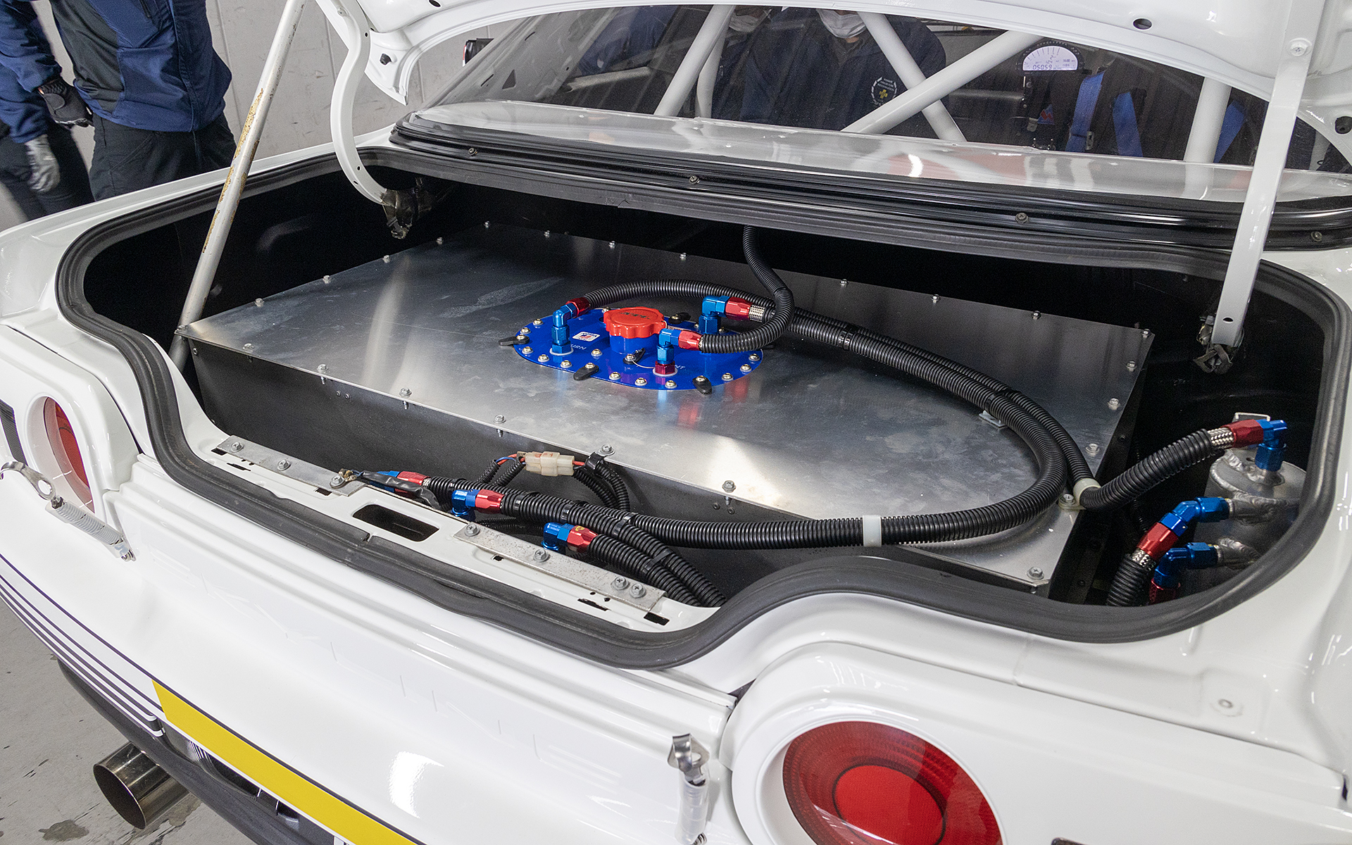 燃料タンクは安全タンク。レース参戦時は100Lタンクを積んでいたが、古くなっていることからこれを外して新たに57Lのタンクを付けている