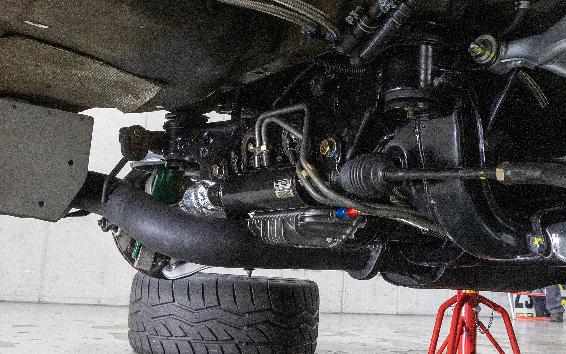 ハイキャスも生かされている。デフは空冷式のクーラーとポンプが追加されているようだ