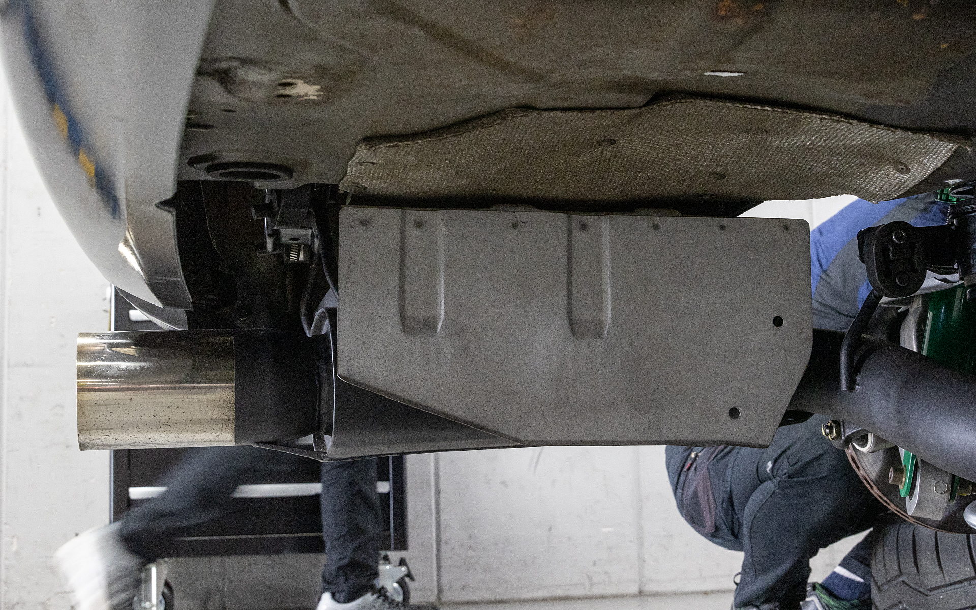 反対側には遮熱のための板がある。延長されたステーも見える