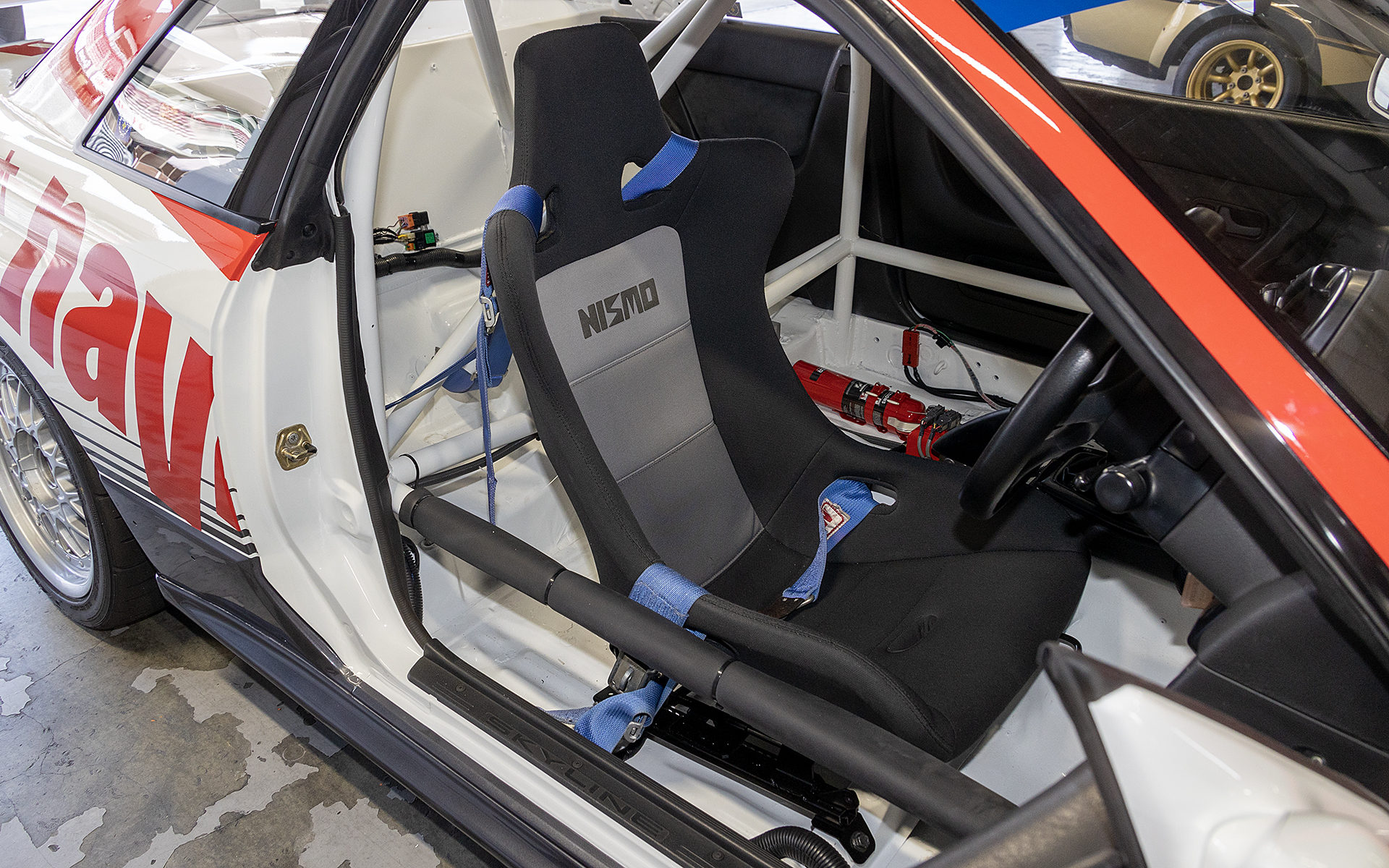 室内もレギュレーションに沿った作り。シートは現代と比べるとシンプルな形状