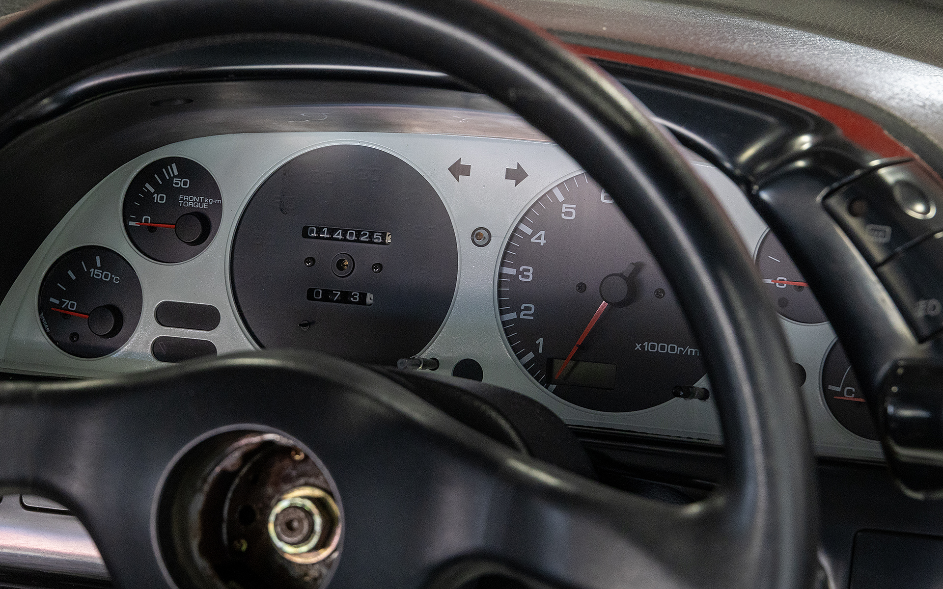 メーター部もノーマルだが、スピードメーターはガラス部を黒く塗りつぶしている。裏にスピードメーターはあるが指針は外してあるという。トリップやオドメーターも動作する