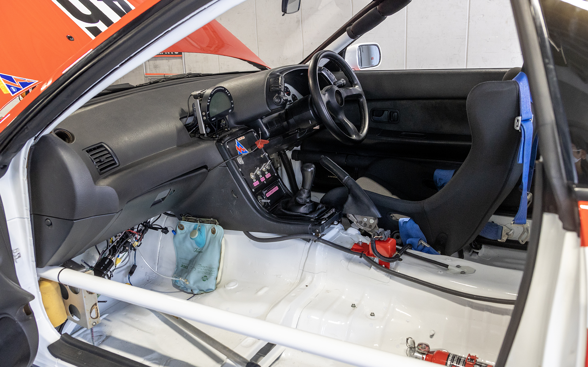 助手席側からの光景。N1なので当然だがノーマルっぽさが残っている。ステアリングもノーマルを使用