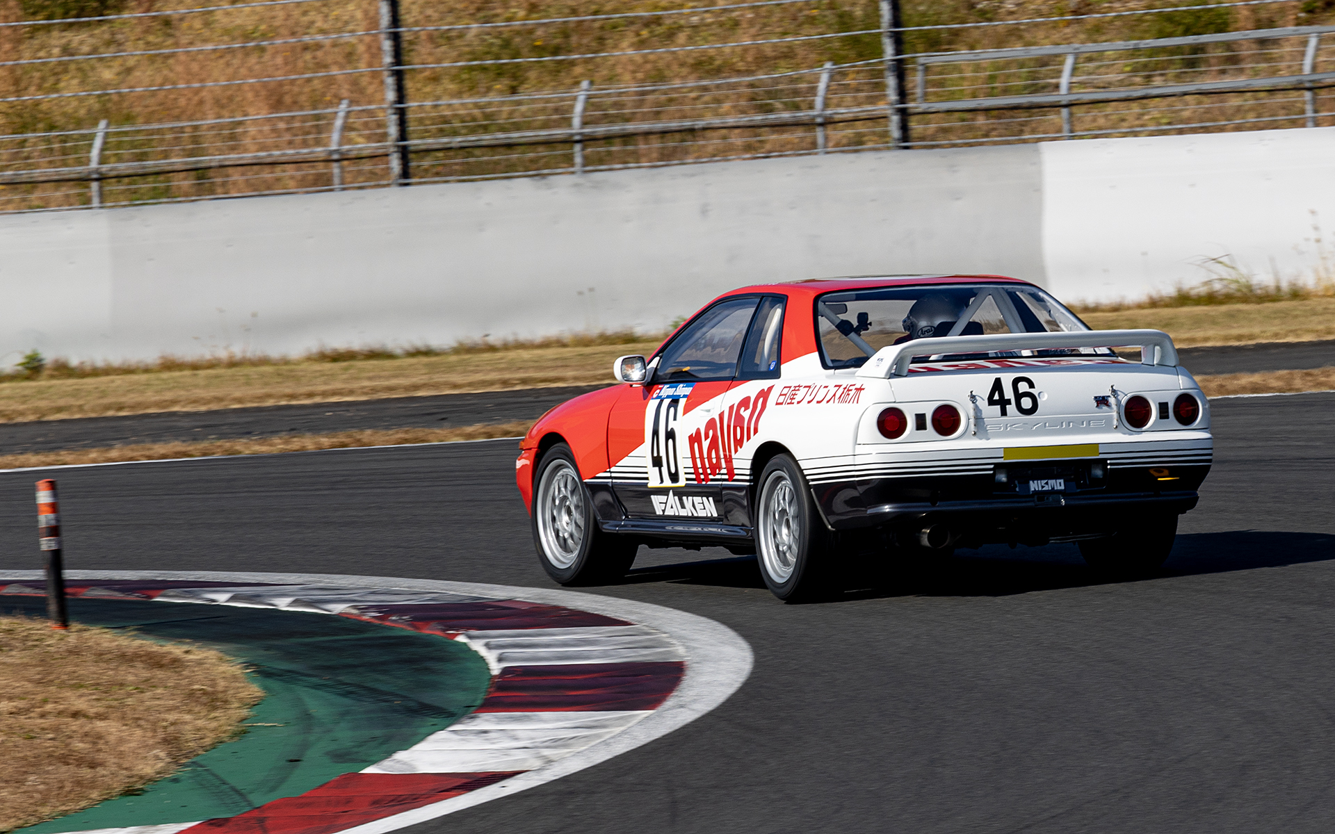 富士スピードウェイのレーシングコースをときおりペースを上げて数周走行した