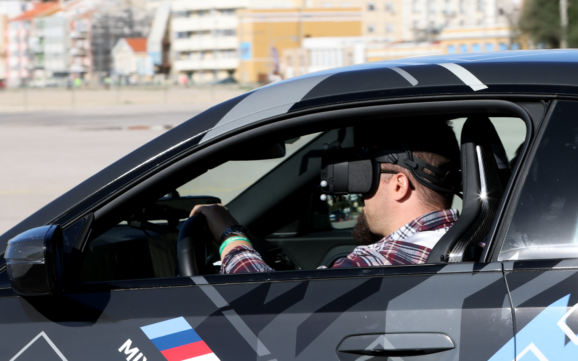 BMWはバーチャルとリアルを融合させた新感覚ドライビングシステム「///M Mixed Reality」を発表した。ドライバーはVR/MRグラスをかけた状態で実車を運転する