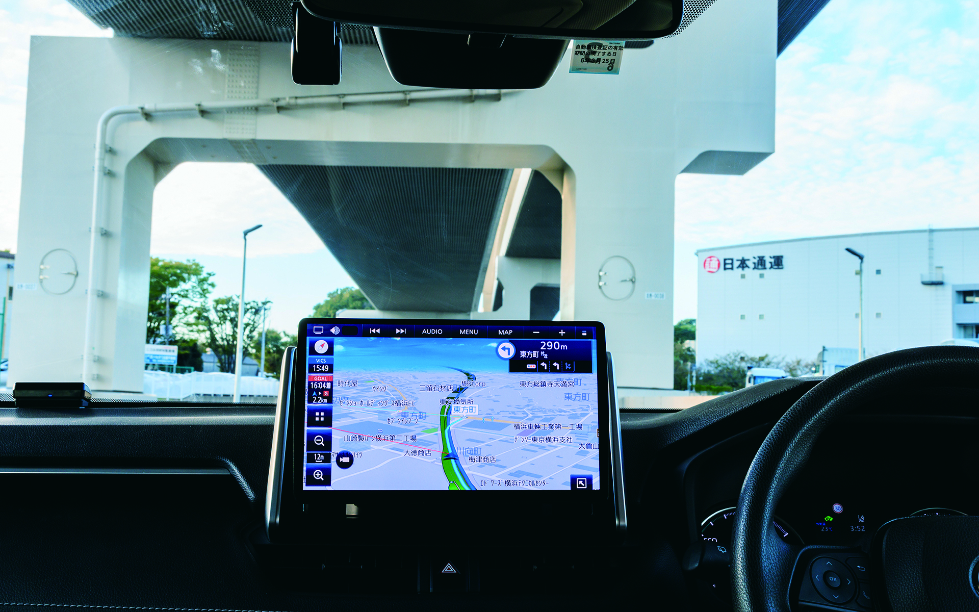 高速道路の真下になる道路だが、確実に「下道」であることを認識している