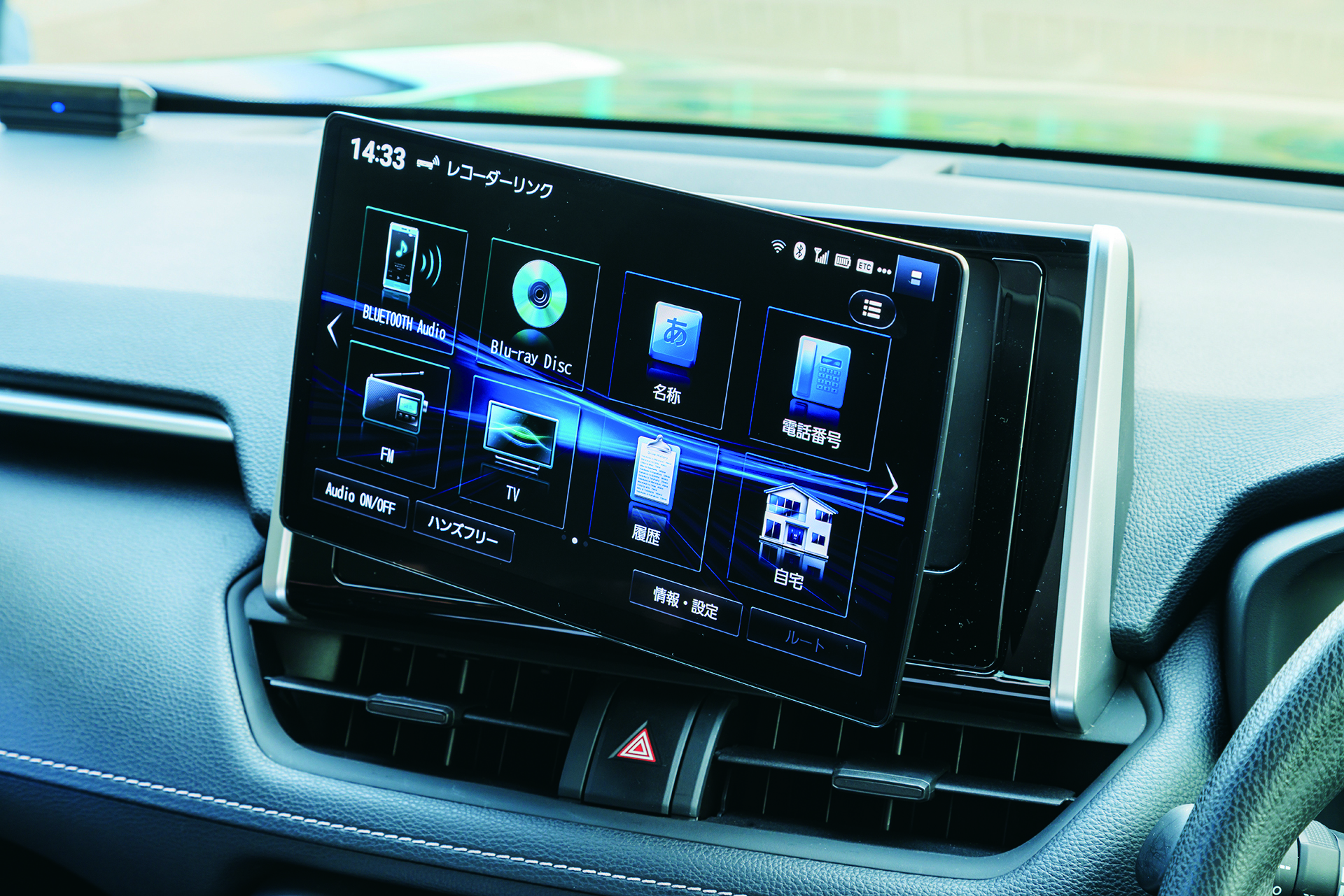 上下左右にかなりの可動域を有するのもストラーダの特徴で、見やすさはもちろん干渉を避けることも可能にしている