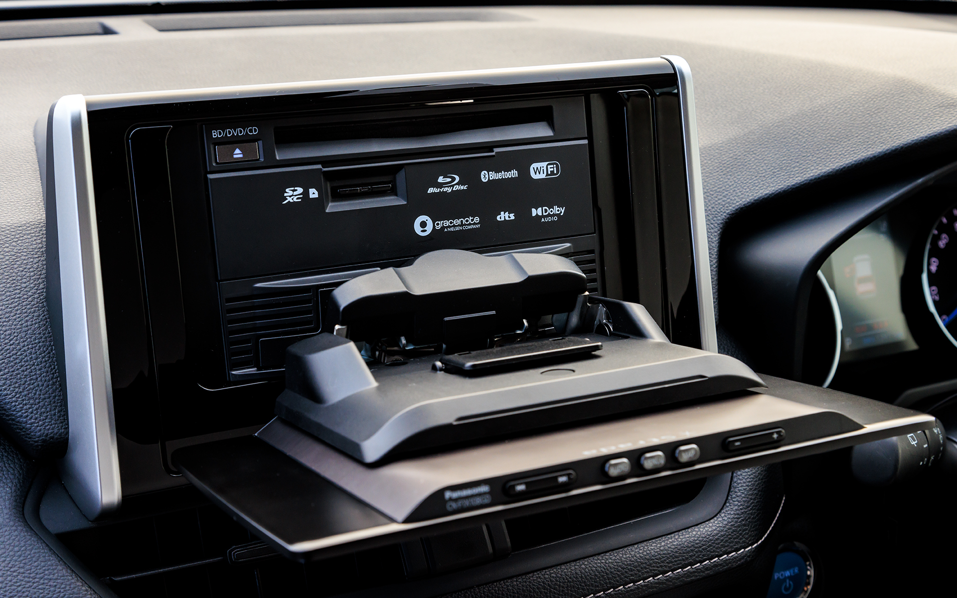 メモリーカードを取り出すなど一部の操作は画面を手前に90度倒す必要があるが、Fシリーズ装着対応車種一覧にはこの操作が可能かどうかも記載がある