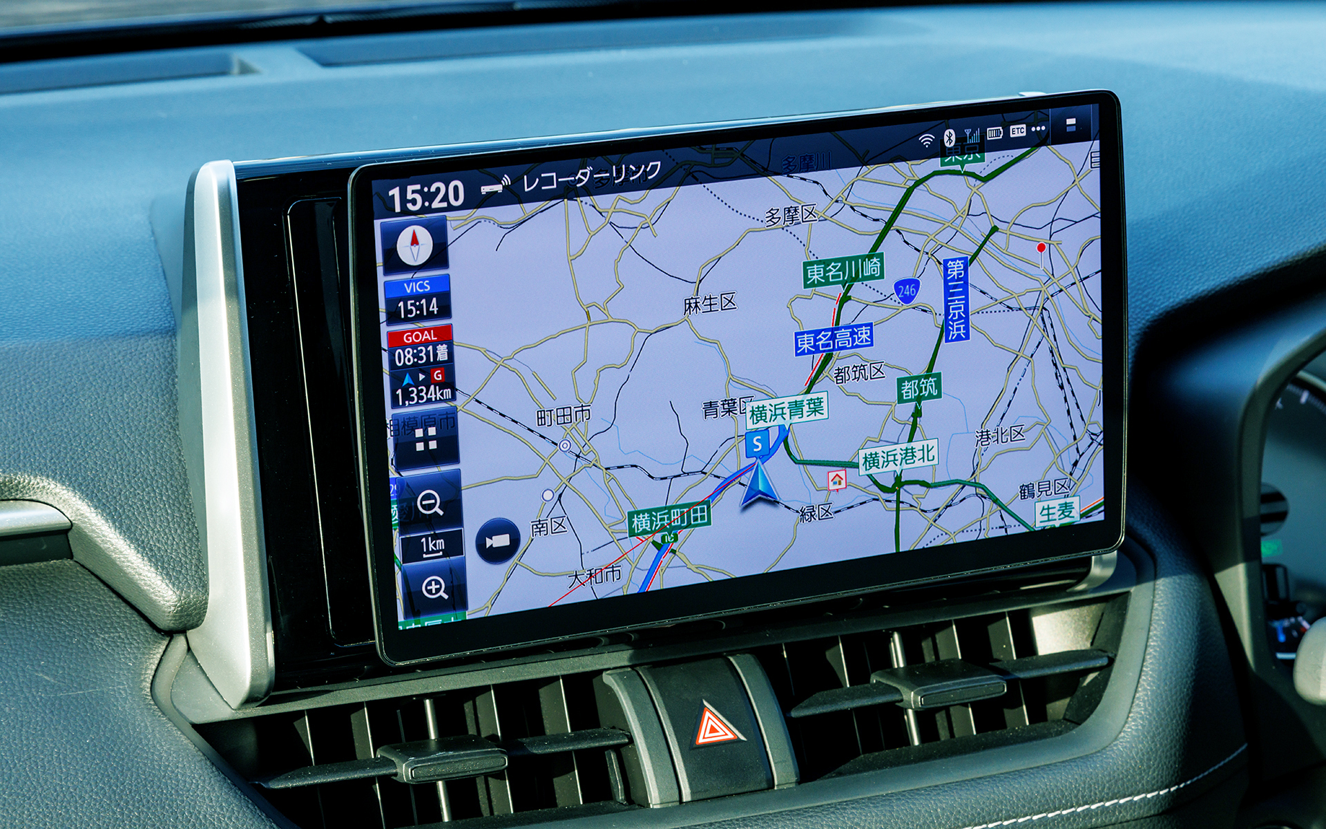 西日の挿し込む夕方でも、ストラーダの有機LEディスプレイは鮮明でくっきりと画像を映し出す