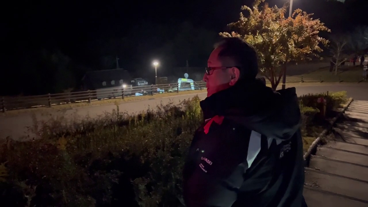 日が落ちたSS1で、ラリー観戦をする豊田章男社長