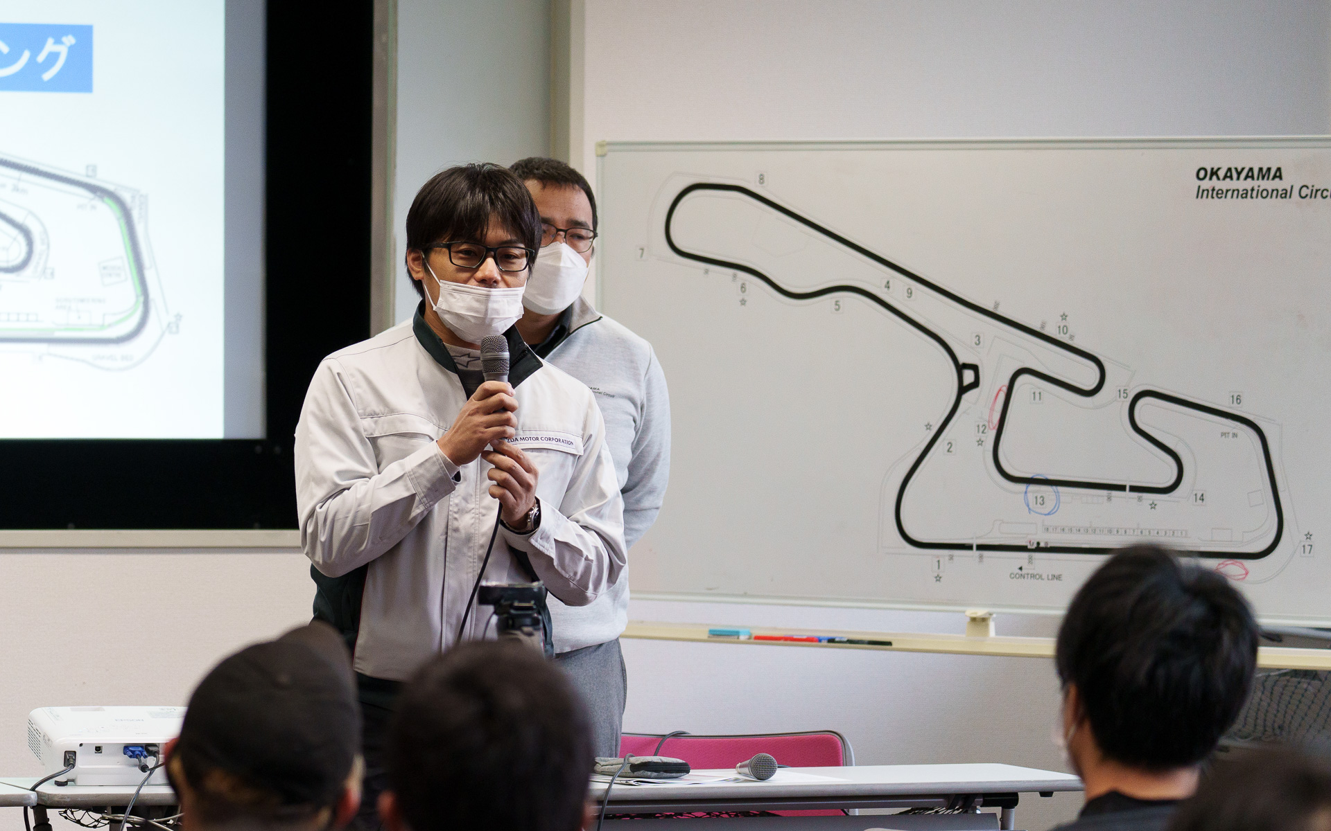 岡山サーキットで話をするマツダ株式会社 梅津大輔氏