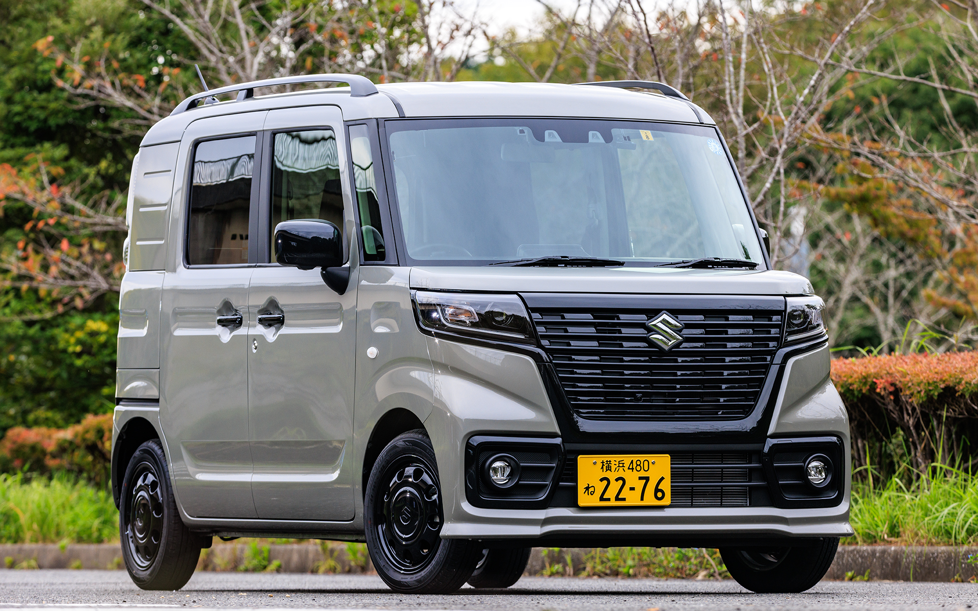 スペーシア ベース XF（2WD）。価格は154万7700円。ボディサイズは3395×1475×1785mm（全長×全幅×全高）、ホイールベースは2450mm。14インチアルミホイール（ハーフホイールキャップ付き）に、155/65R14サイズのダンロップ「エナセーブ EC300＋」を装着