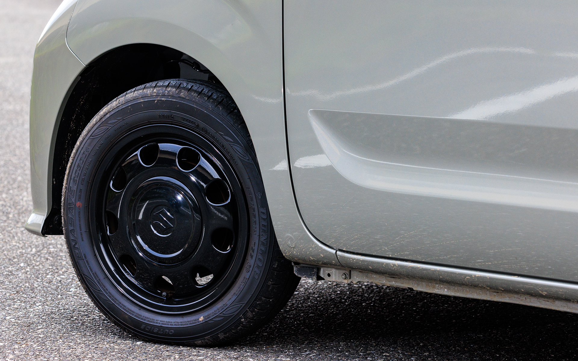 スペーシア ベース XF（2WD）。価格は154万7700円。ボディサイズは3395×1475×1785mm（全長×全幅×全高）、ホイールベースは2450mm。14インチアルミホイール（ハーフホイールキャップ付き）に、155/65R14サイズのダンロップ「エナセーブ EC300＋」を装着