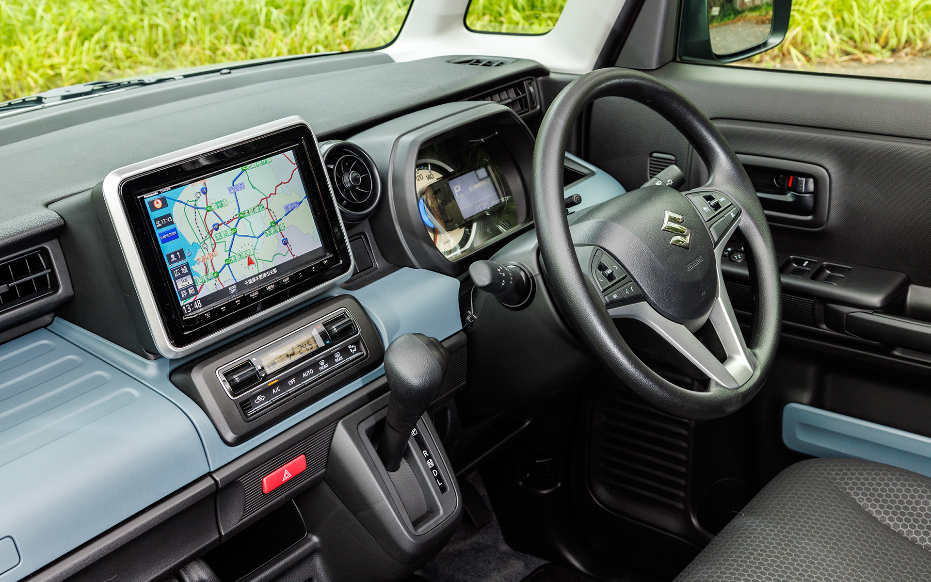 8インチの大画面ナビゲーションをオプション設定。ステアリングはウレタンタイプ。シンプルなデザインのメーター内にはマルチインフォメーションディスプレイが設定される