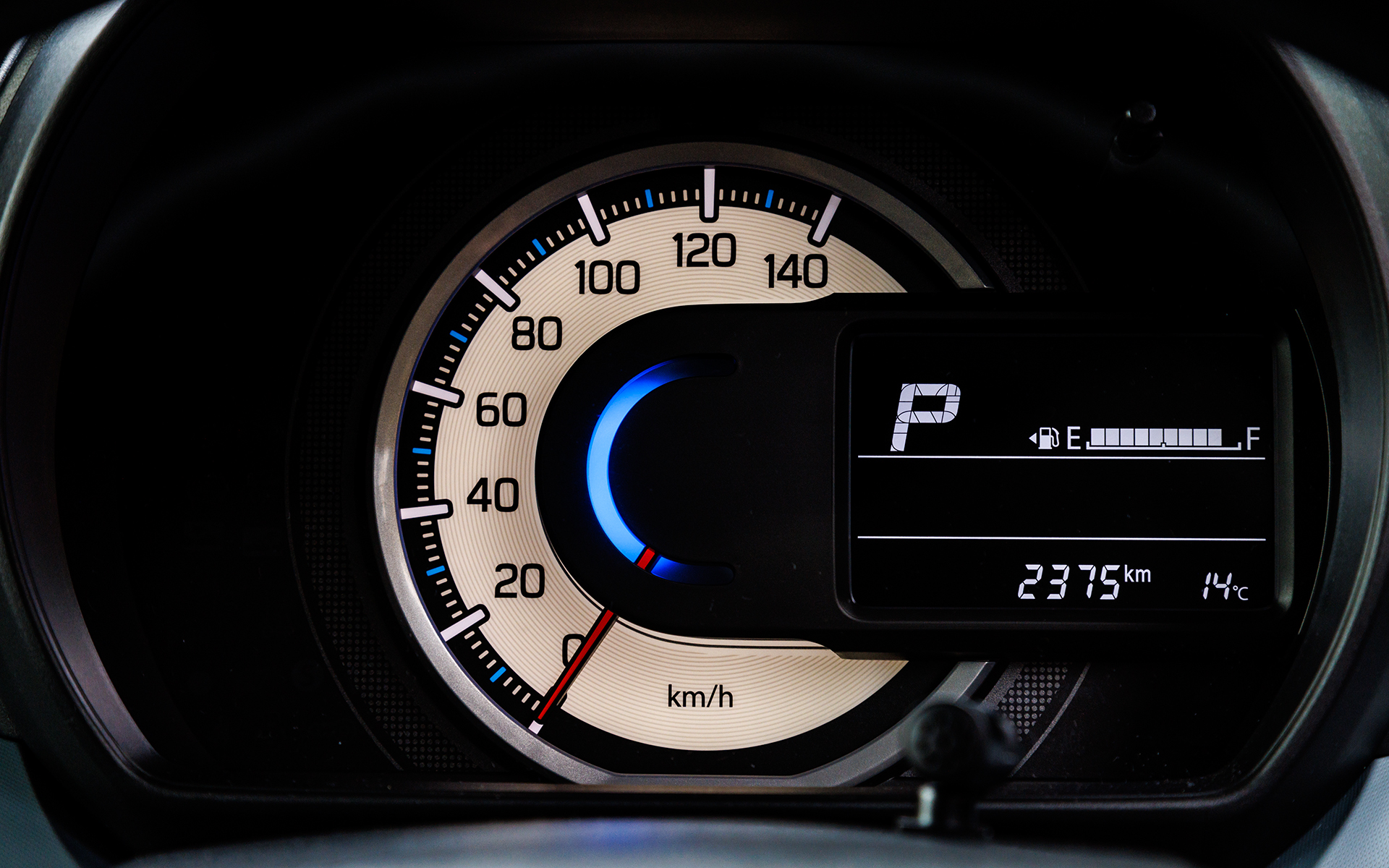 8インチの大画面ナビゲーションをオプション設定。ステアリングはウレタンタイプ。シンプルなデザインのメーター内にはマルチインフォメーションディスプレイが設定される