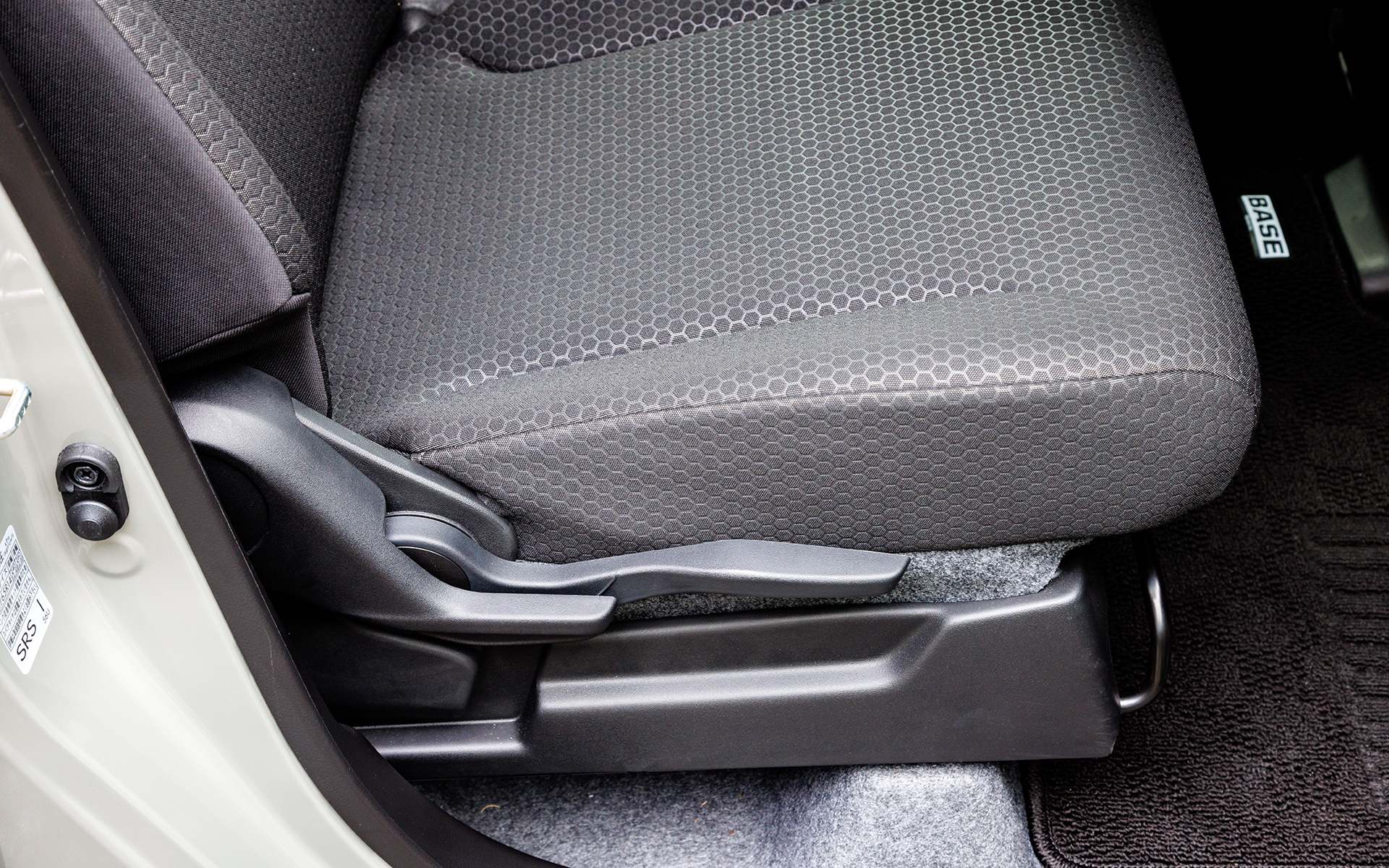 フロントシートには撥水ファブリックシートを、リアシートには防水機能のあるPVCを採用。フロントシートヒーターや、運転席シートリフターなど、“我慢をしない商用車”らしい快適装備を設定するとともに、「エブリイ」「キャリイ」で好評という助手席シートバックテーブルなども採用される