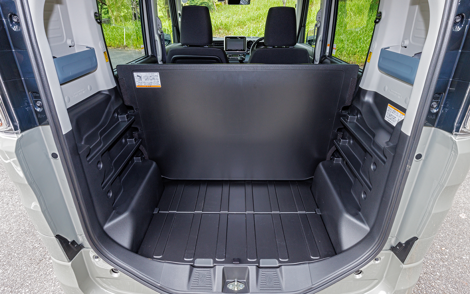 「マルチボード」の採用により、ラゲッジルームの多彩なアレンジが可能。リアクォーターポケットやリアLEDルームランプを装備