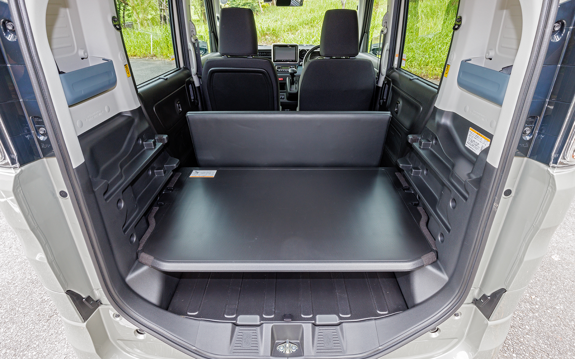 「マルチボード」の採用により、ラゲッジルームの多彩なアレンジが可能。リアクォーターポケットやリアLEDルームランプを装備