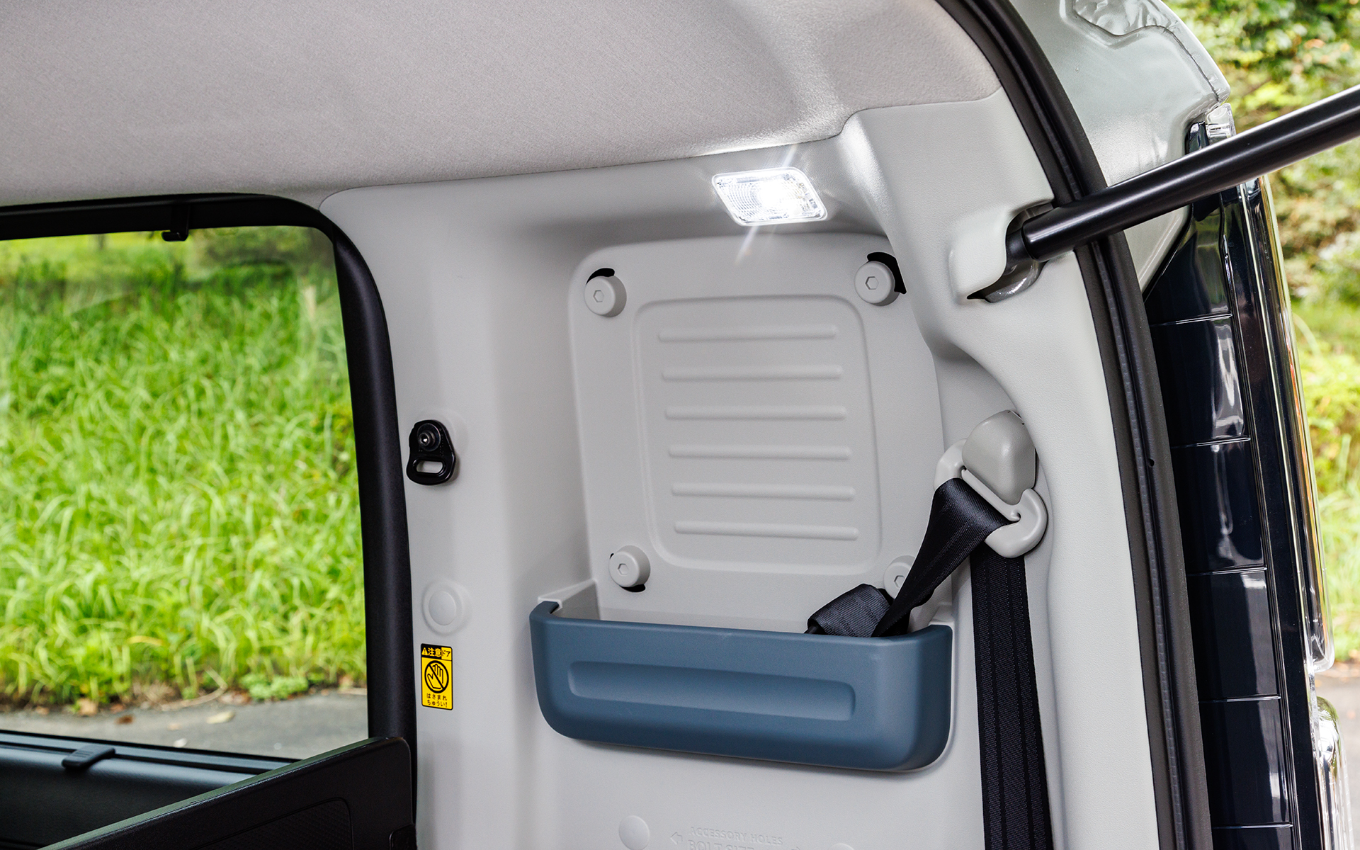 「マルチボード」の採用により、ラゲッジルームの多彩なアレンジが可能。リアクォーターポケットやリアLEDルームランプを装備