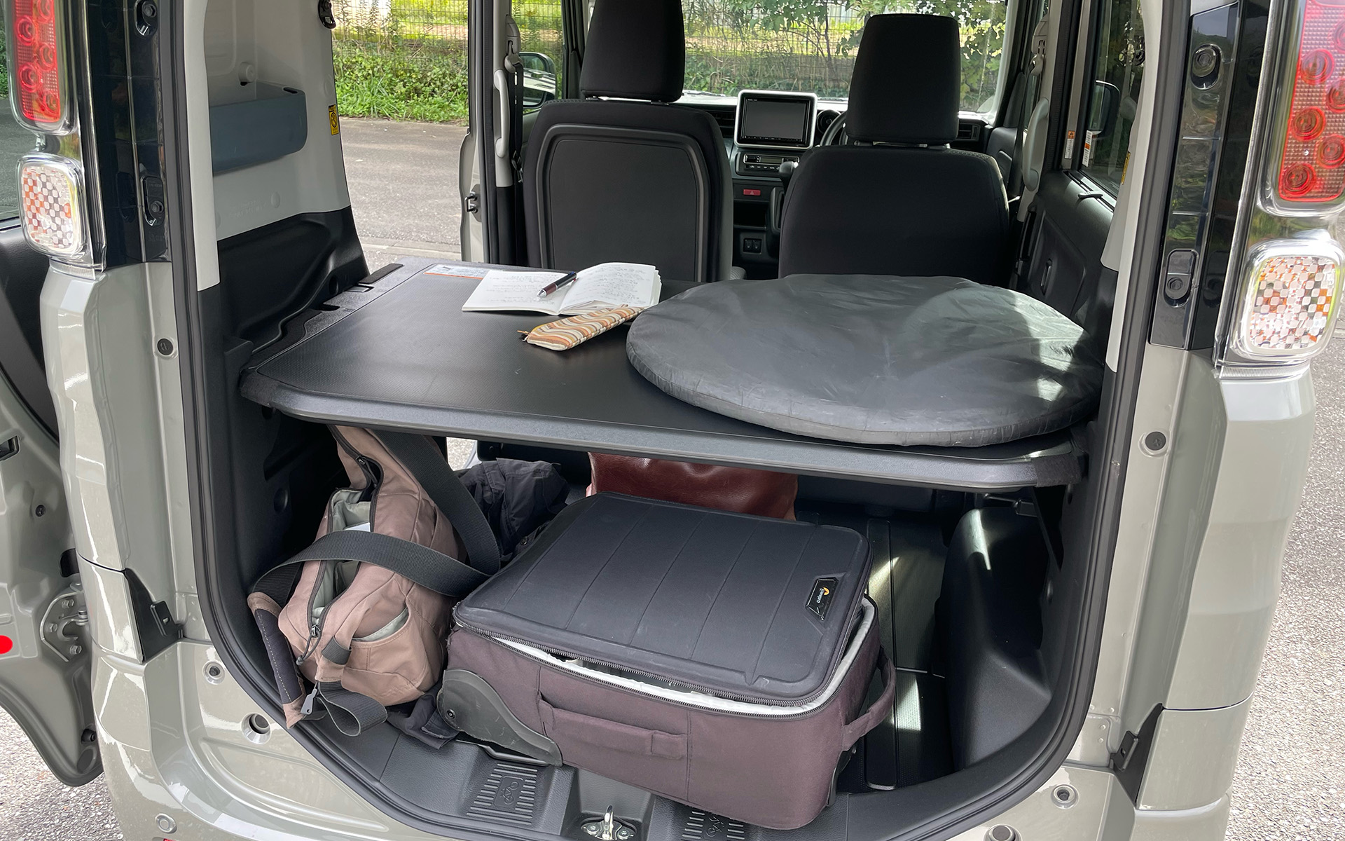 筆者撮影の「移動オフィス」モード。ハッチとリアドアを開け放ち、自然を全身で感じられる