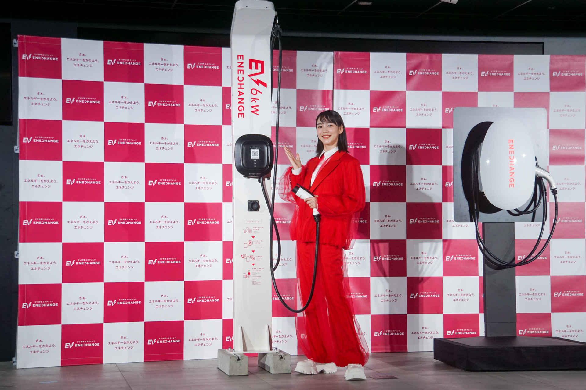 マンション向け6kWの普通EV充電器「チャージ3」でポーズを取るのんさん