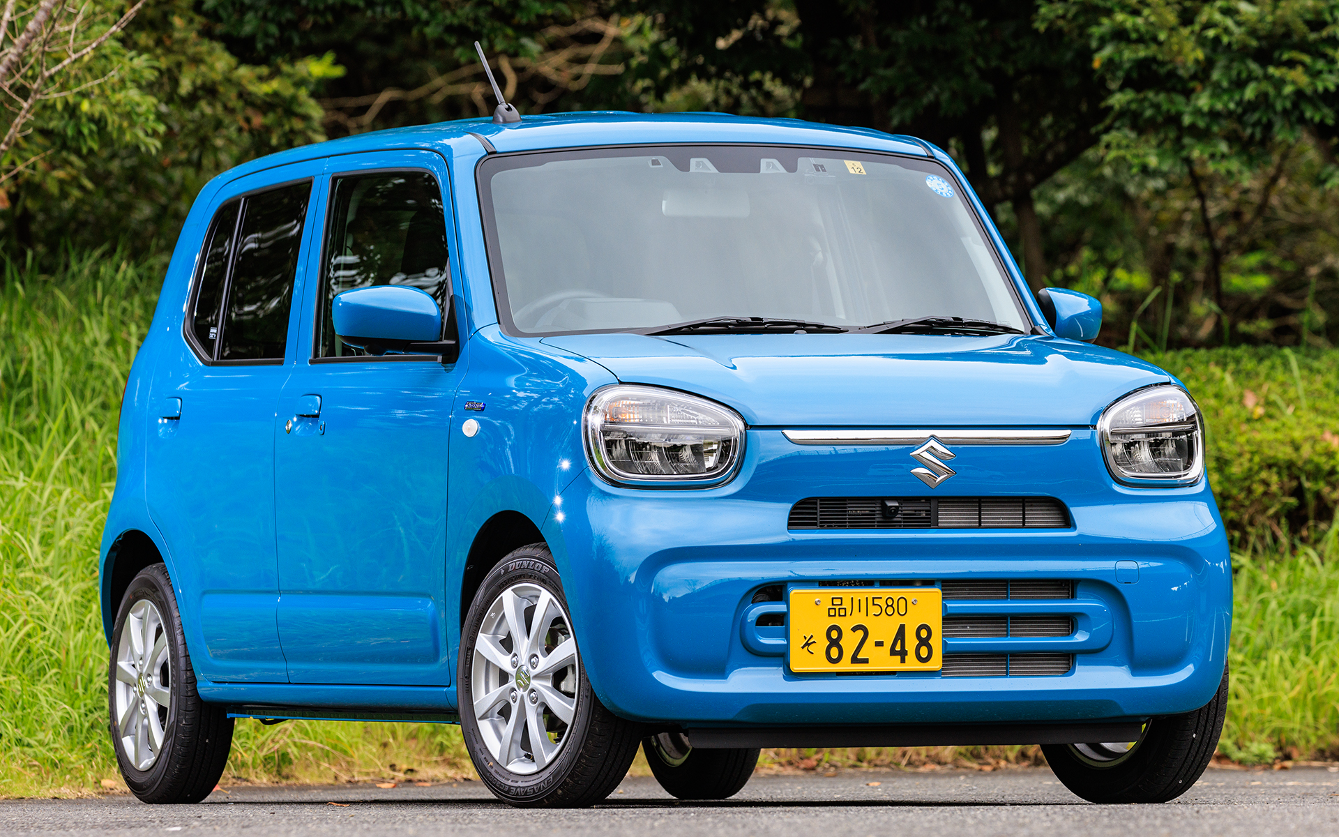 アルト HIBRID X（2WD）。価格は125万9500円。ボディサイズは3395×1475×1525mm（全長×全幅×全高）、ホイールベースは2460mm。14インチアルミホイールにダンロップ「エナセーブ EC300＋」を装着する