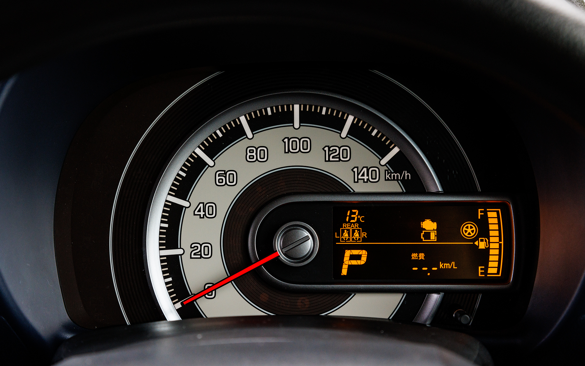 ウレタンステアリングホイールに、シンプルでありながらも必要な情報が見やすく得られるマルチインフォメーションディスプレイ付きメーターと、必要最低限がきちんと揃っている。ディスプレイオーディオはオプション