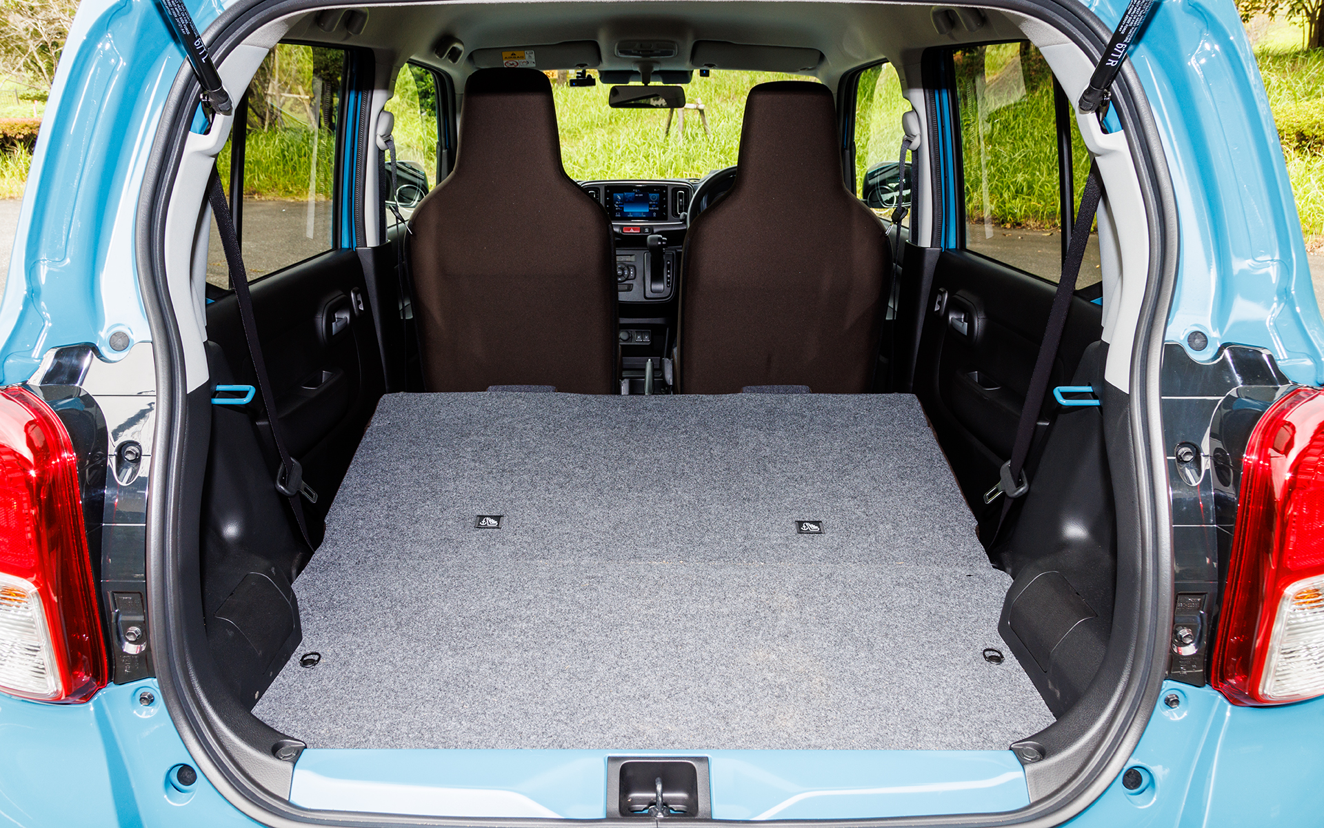 ラゲッジルーム。一体型のリアシートを倒すと大きな荷物も載せられる