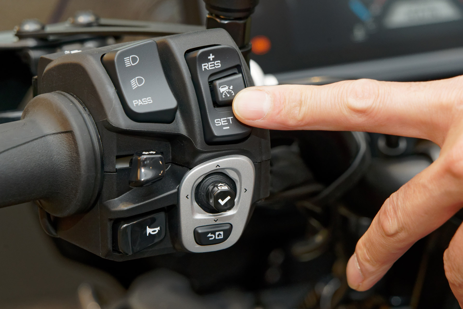 ハンドル左側にあるボタンを押すとアダプティブクルーズコントロールが有効に