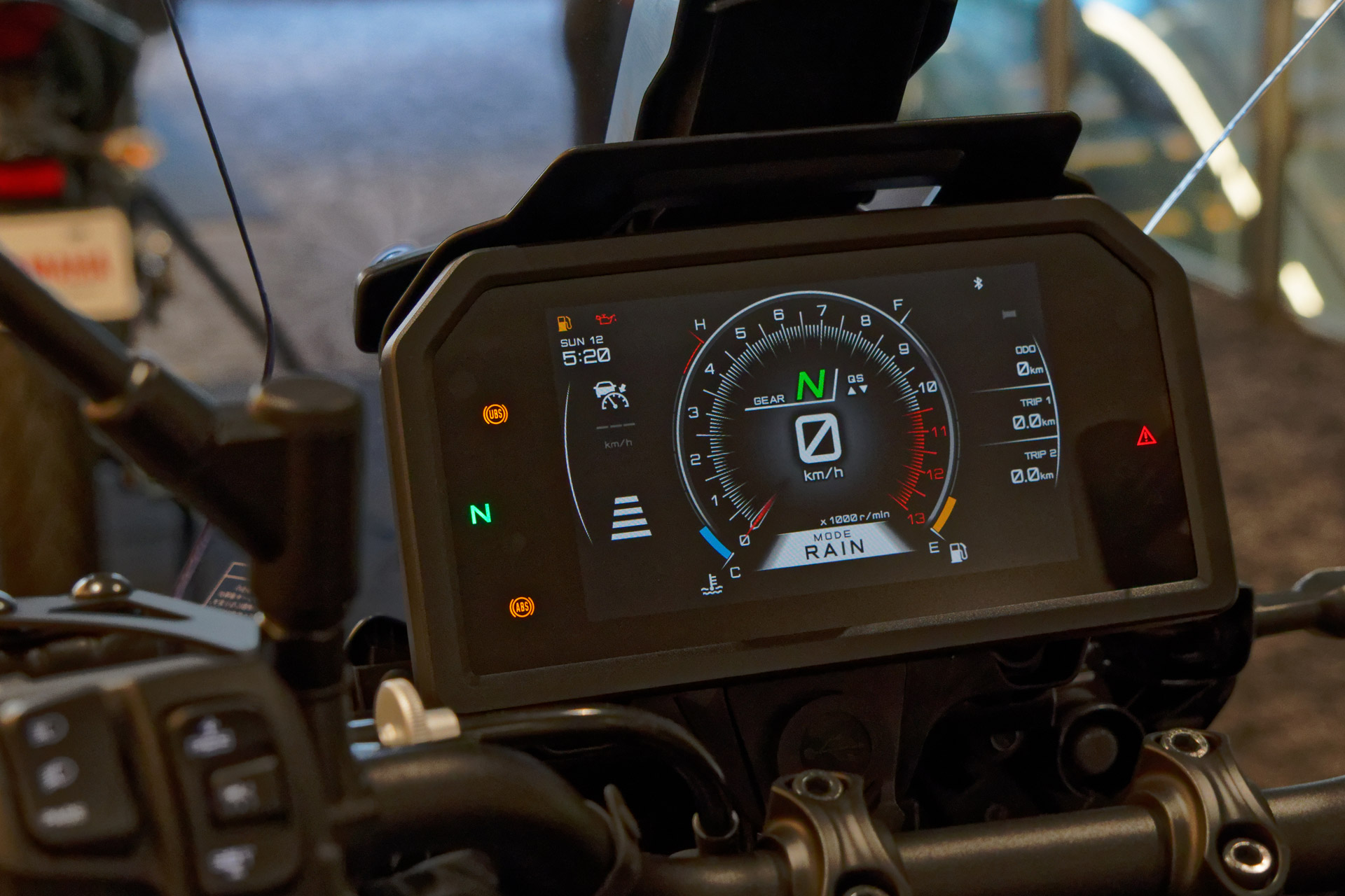 稼働状態はディスプレイに表示される。30～160km/hで有効になり、ライダーが車速に合わせてシフトチェンジしやすい新型のクイックシフターも備える