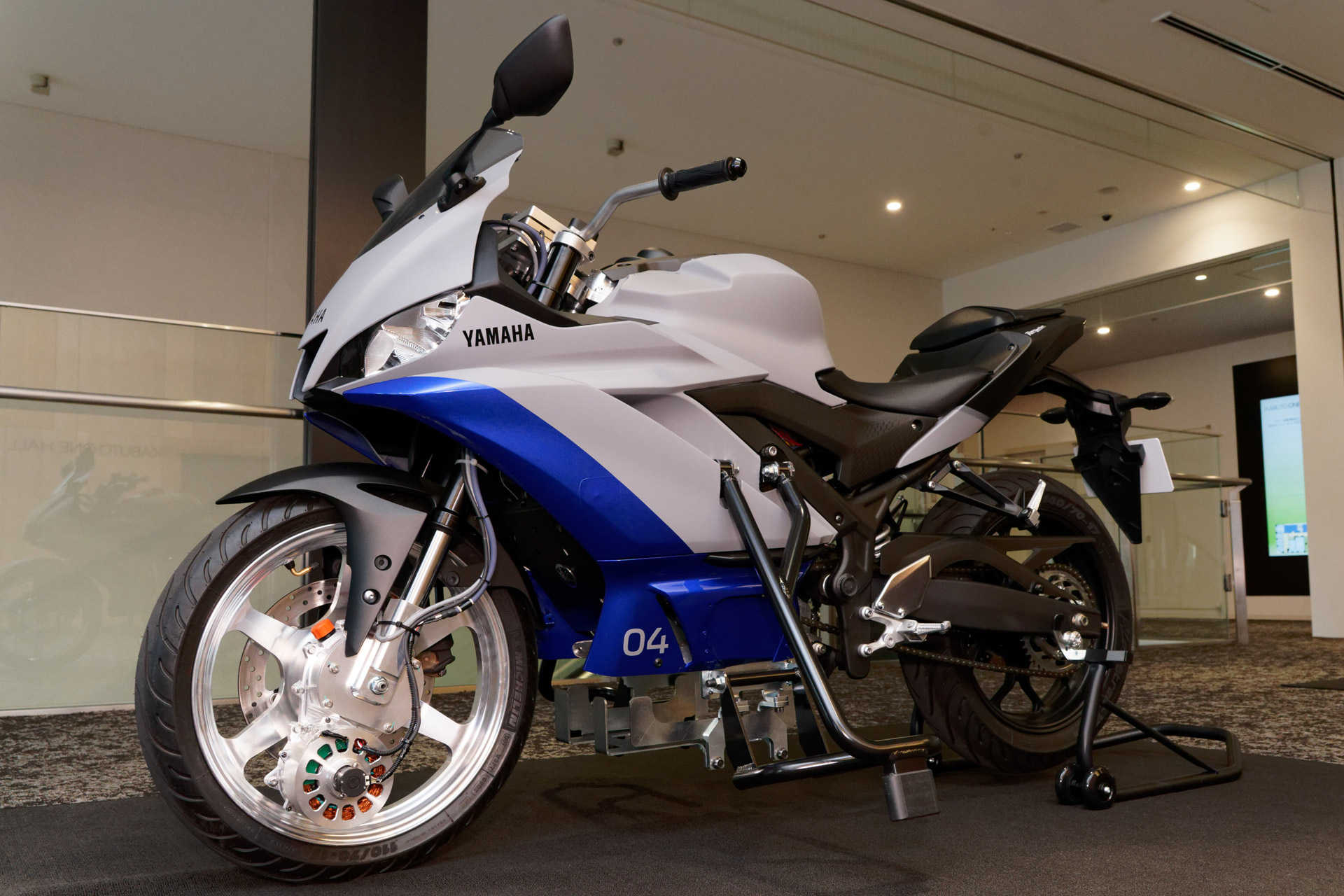 「二輪安定化支援システム」を搭載したテスト車両