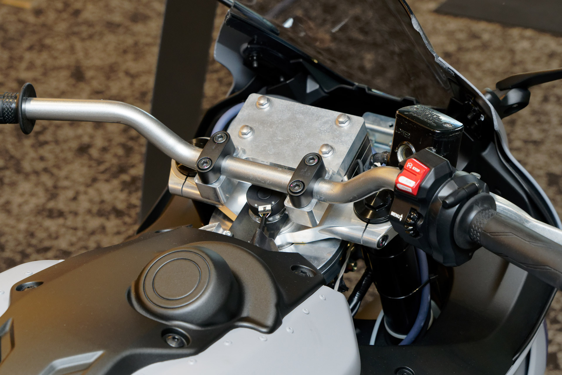 前輪とステアリングにアクチュエータなどを搭載している