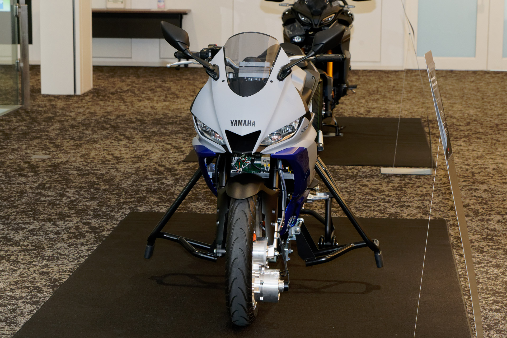 ハの字のバンパーは検証中の転倒を防ぐためのもので、自立にあたっては不要な部品