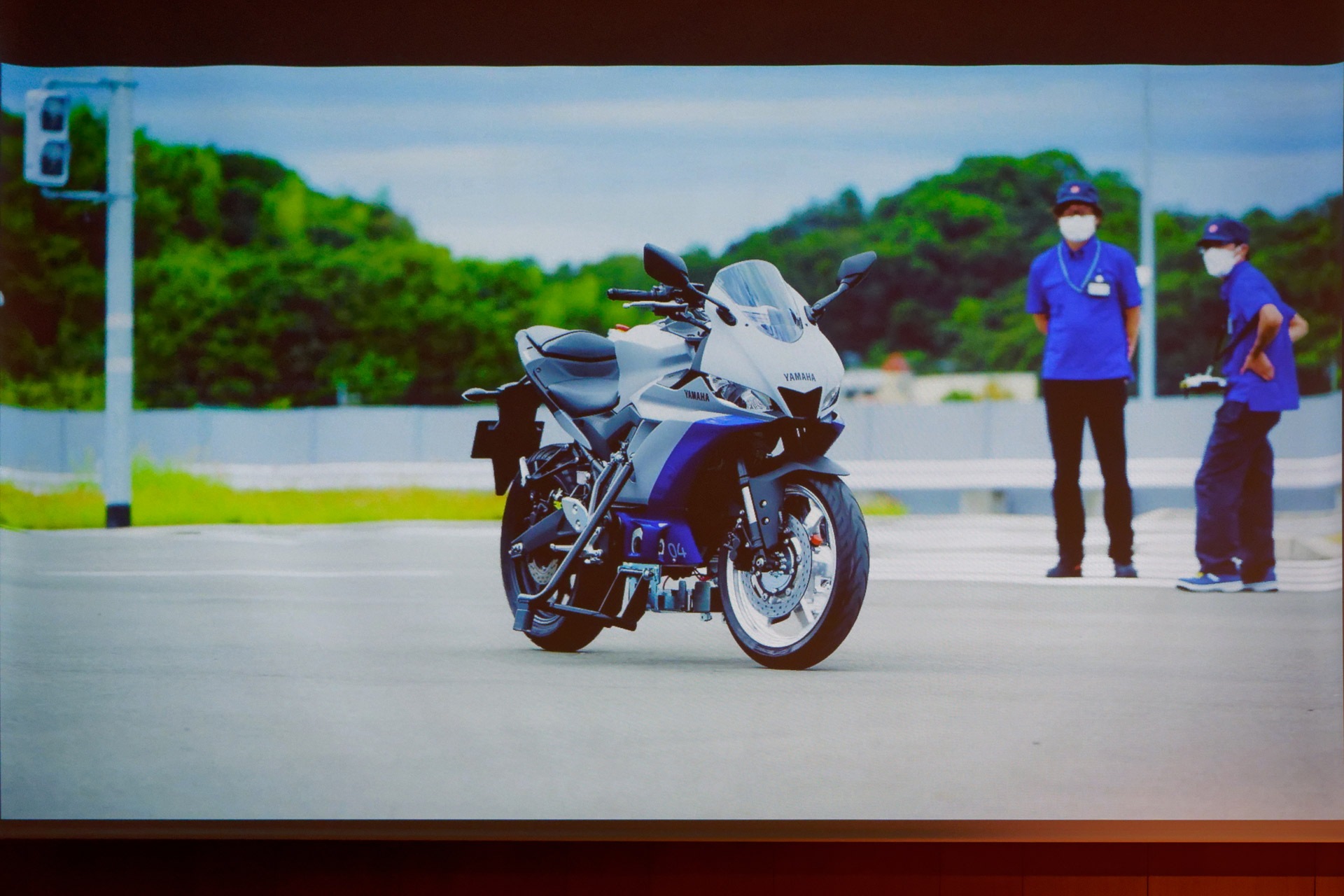 ライダーなしで、低速で自立している様子