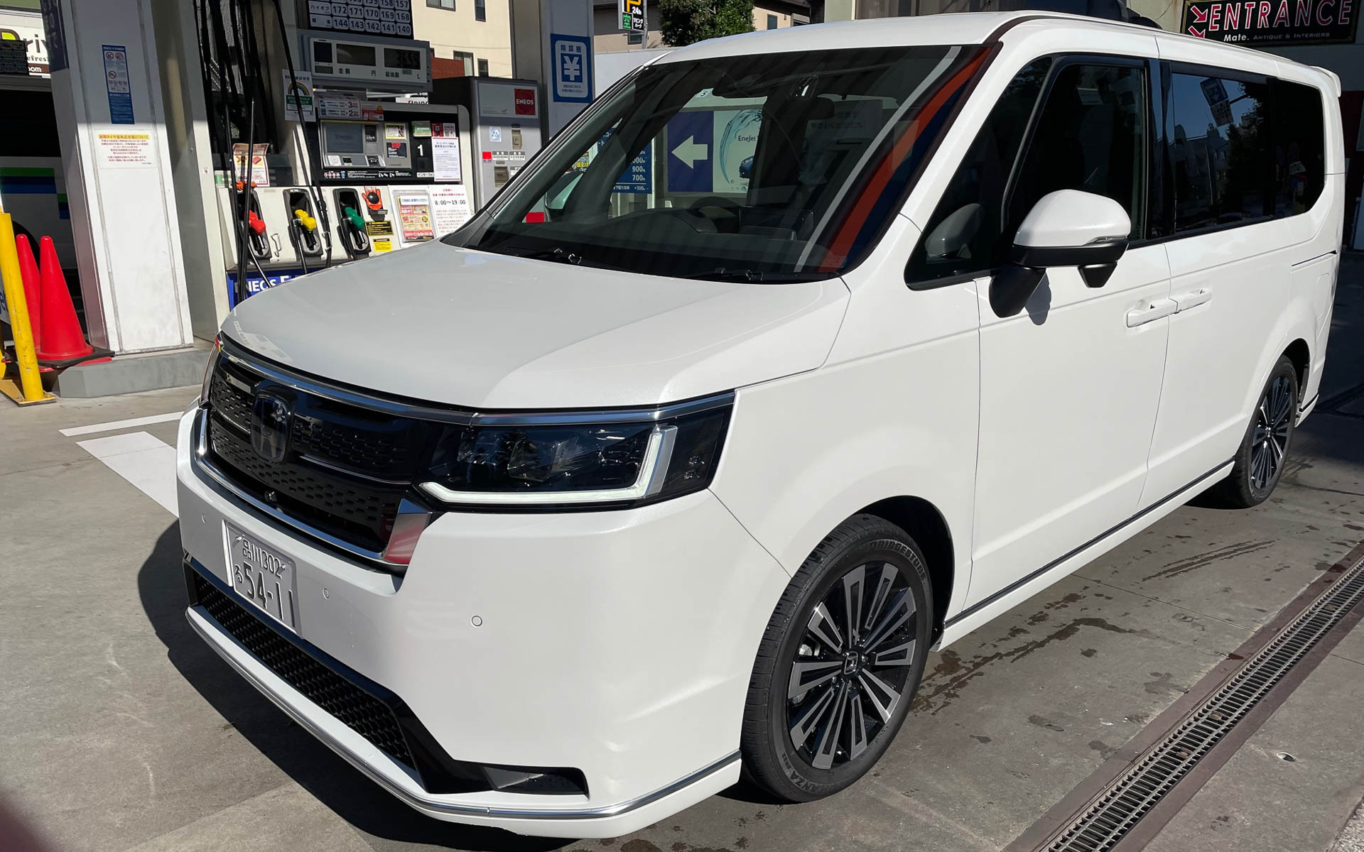 ステップワゴン・スパーダ e:HEVです。最後の給油をして洗車をするところ。750km走行して1回給油しただけ。最近のミニバンは燃費いいですね