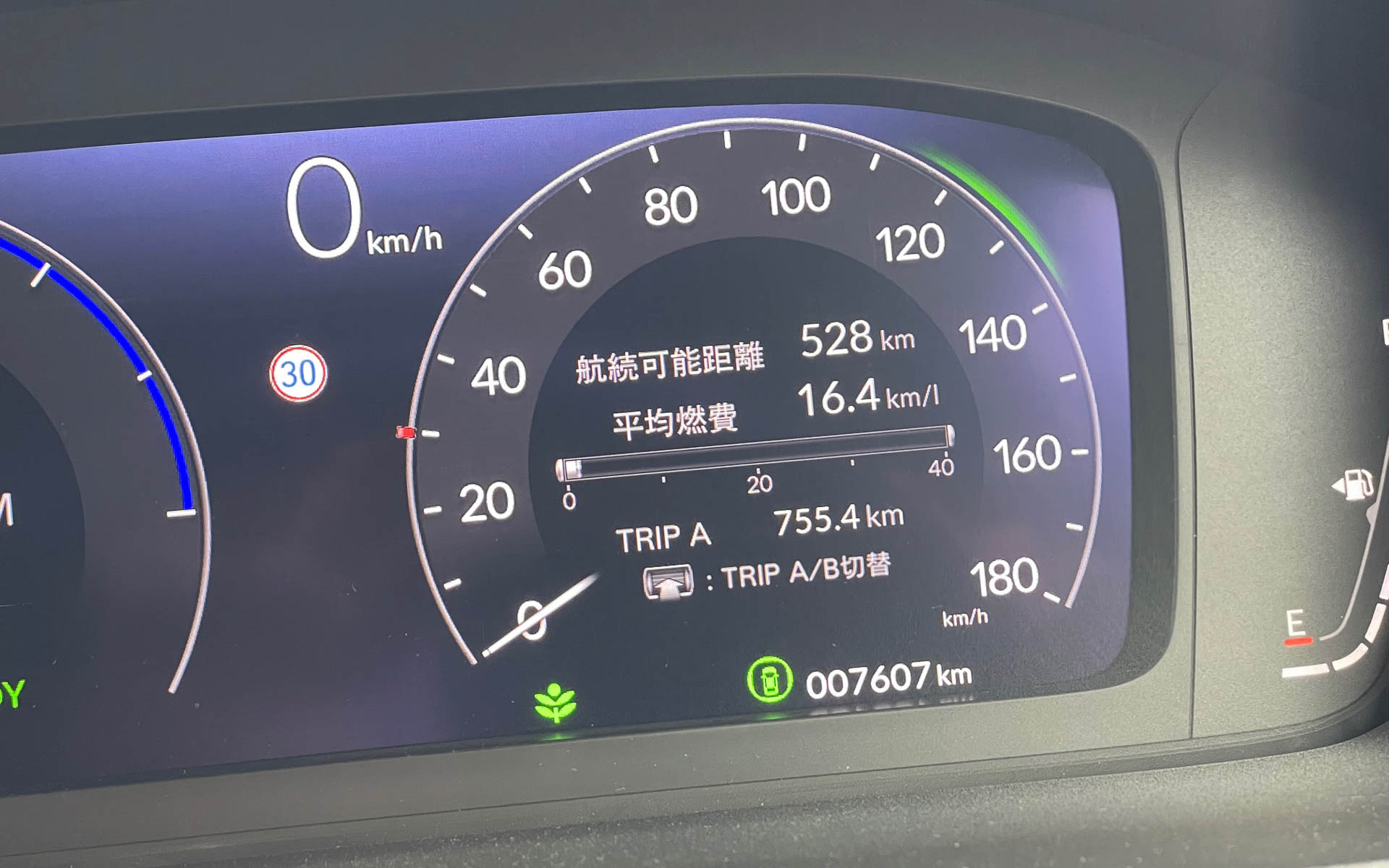 借りてから最後の給油をしたときの燃費。高速道路がメインだったけど、往復渋滞あり、市街地もありで、ごく普通に運転して16.4km/Lは驚きました