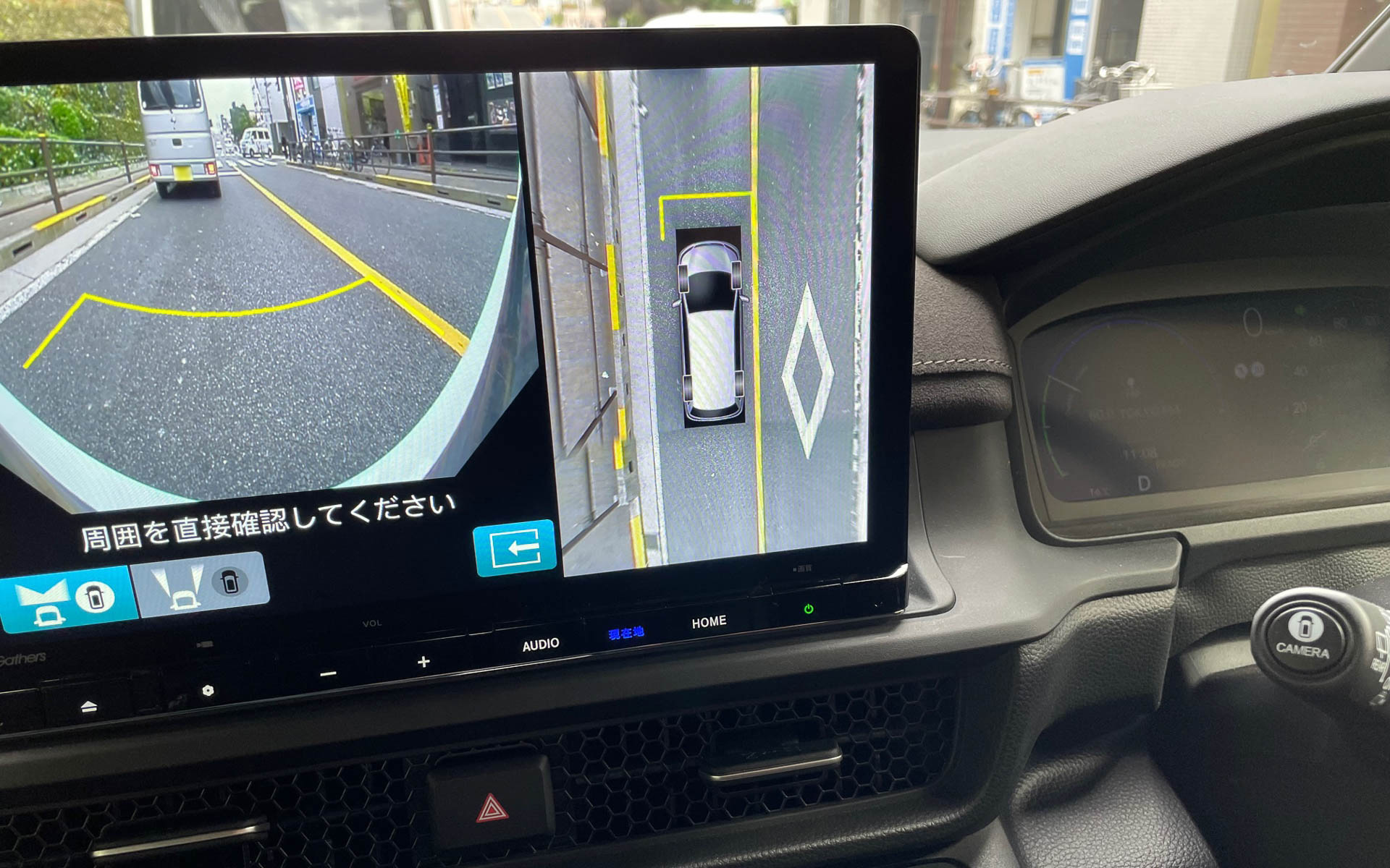 先端についたカメラは左右確認に重宝しました。ワイパーレバー先端のスイッチでセンターディスプレイに広角カメラの映像が映し出されます。いろいろ便利でした