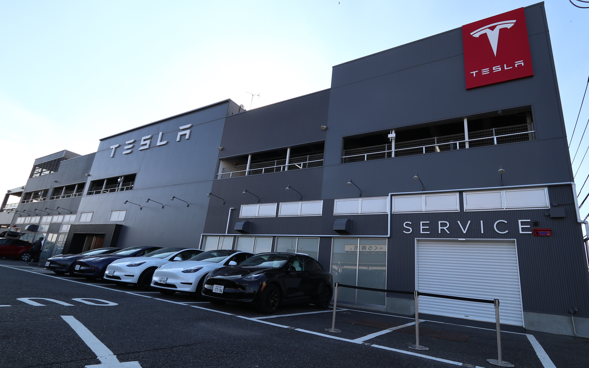 テスラセンター千葉稲毛店全景。2階はデリバリーのスペースになる予定