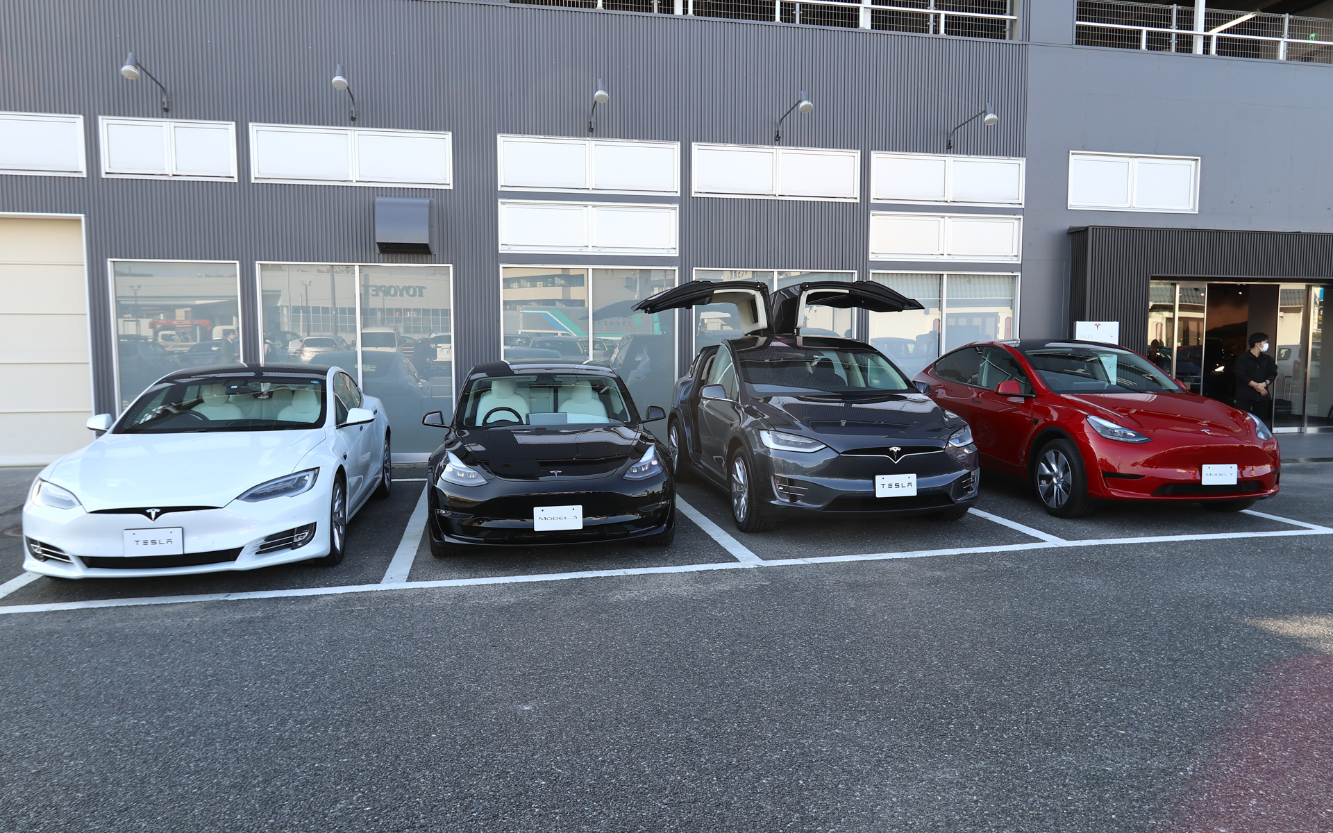 テスラのラインアップが並んだ。左からモデルS、モデル3、モデルX、モデルY
