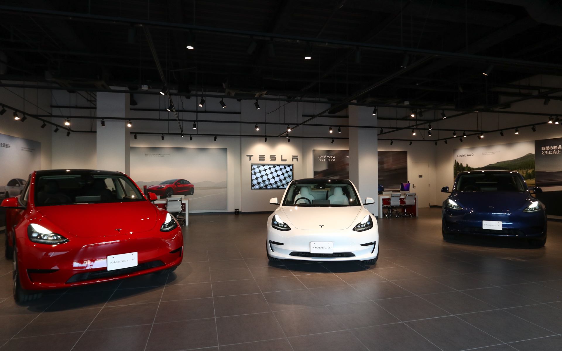 ストア店内には現在、モデル3（中央）とモデルY（両端）を展示